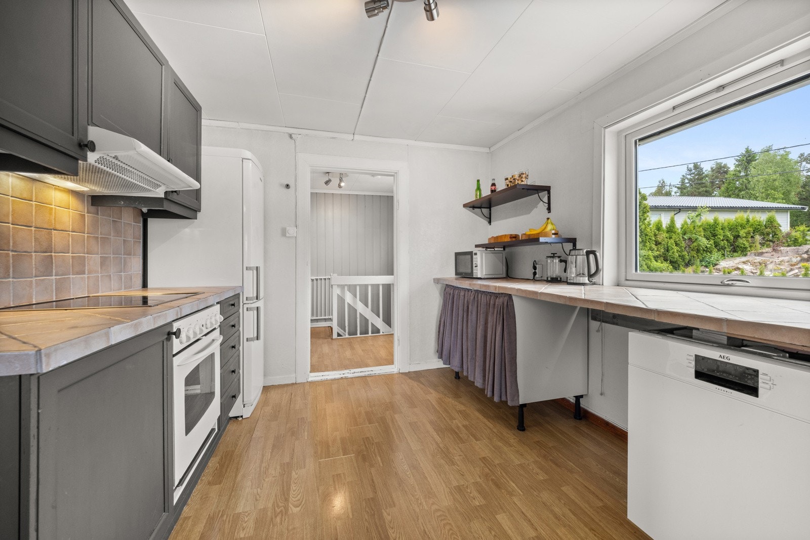 Integrert ovn og platetopp, ellers frittstående hvitevarer. Galleribilde