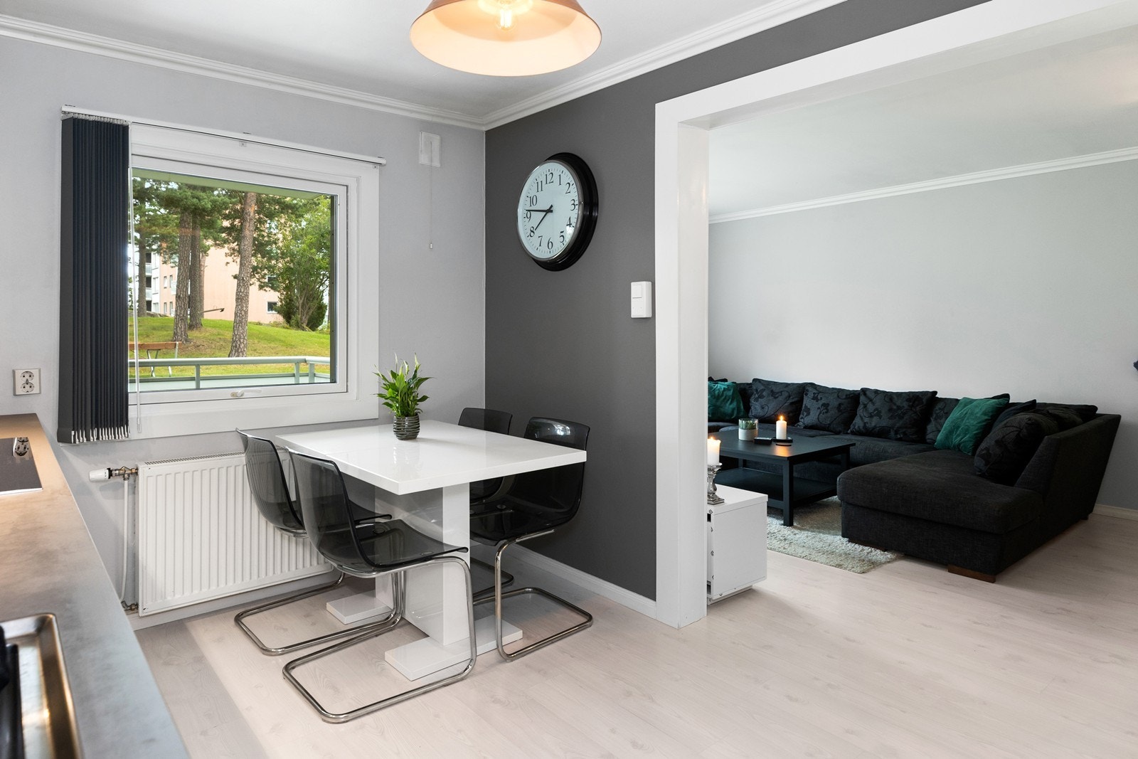Kjøkkenet er i en delvis åpen løsning med stuen. Dette gjør kjøkkenet adskilt på en praktisk måte hvor det blir plass til en egen spisegruppe. Galleribilde