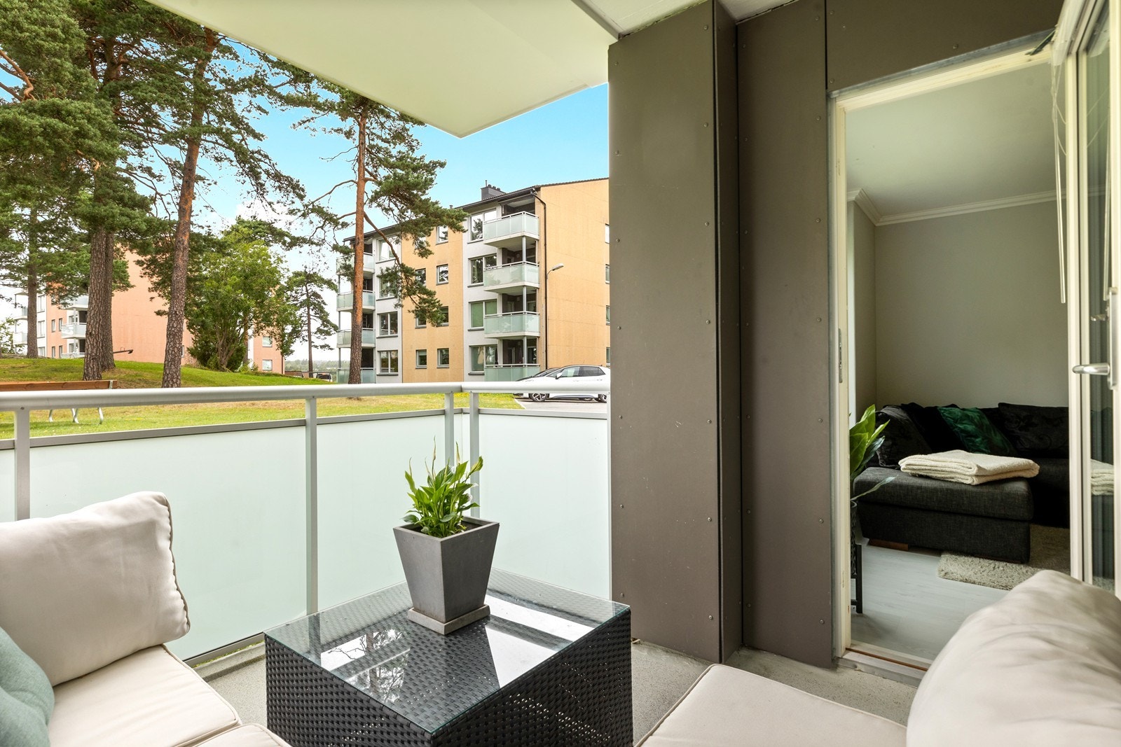 Det er tilgang til terrassen fra stuen. Galleribilde
