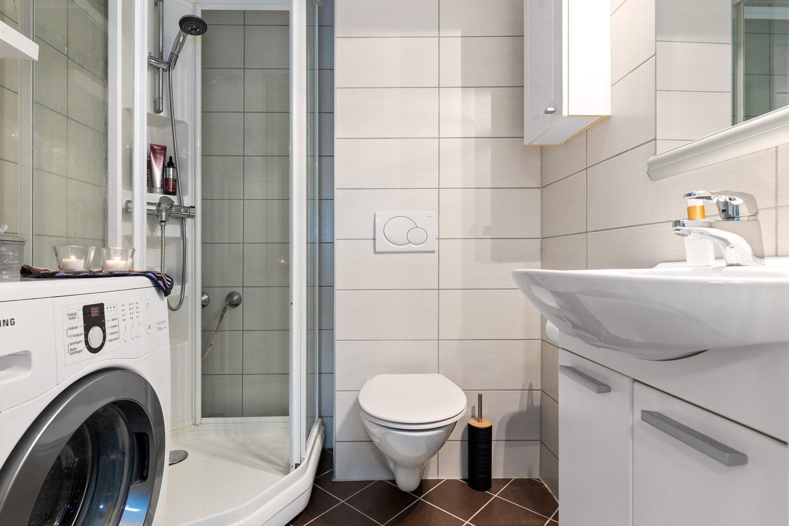 Flislagt bad med dusjkabinett. Badet ble pusset opp i 2004 i regi av borettslaget og senere ytterligere påkostet i 2012. Galleribilde