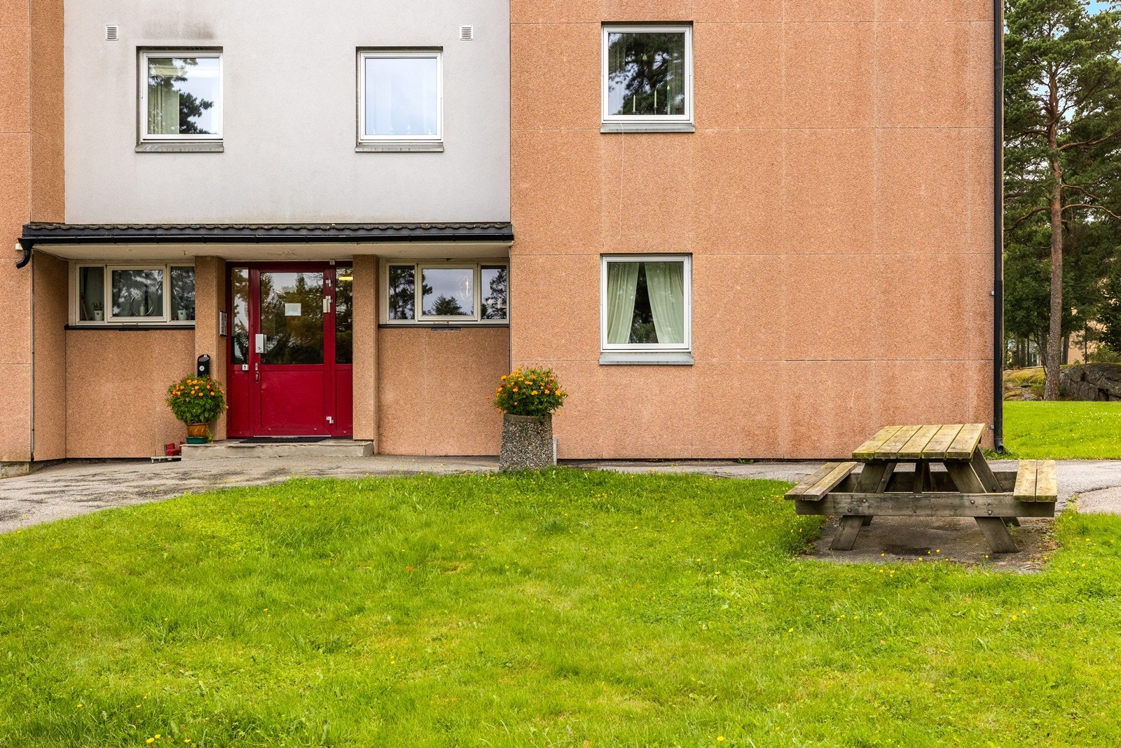 Det er felles inngangsparti. Øvrig er det gode parkeringsmuligheter på borettslagets tomt. Galleribilde