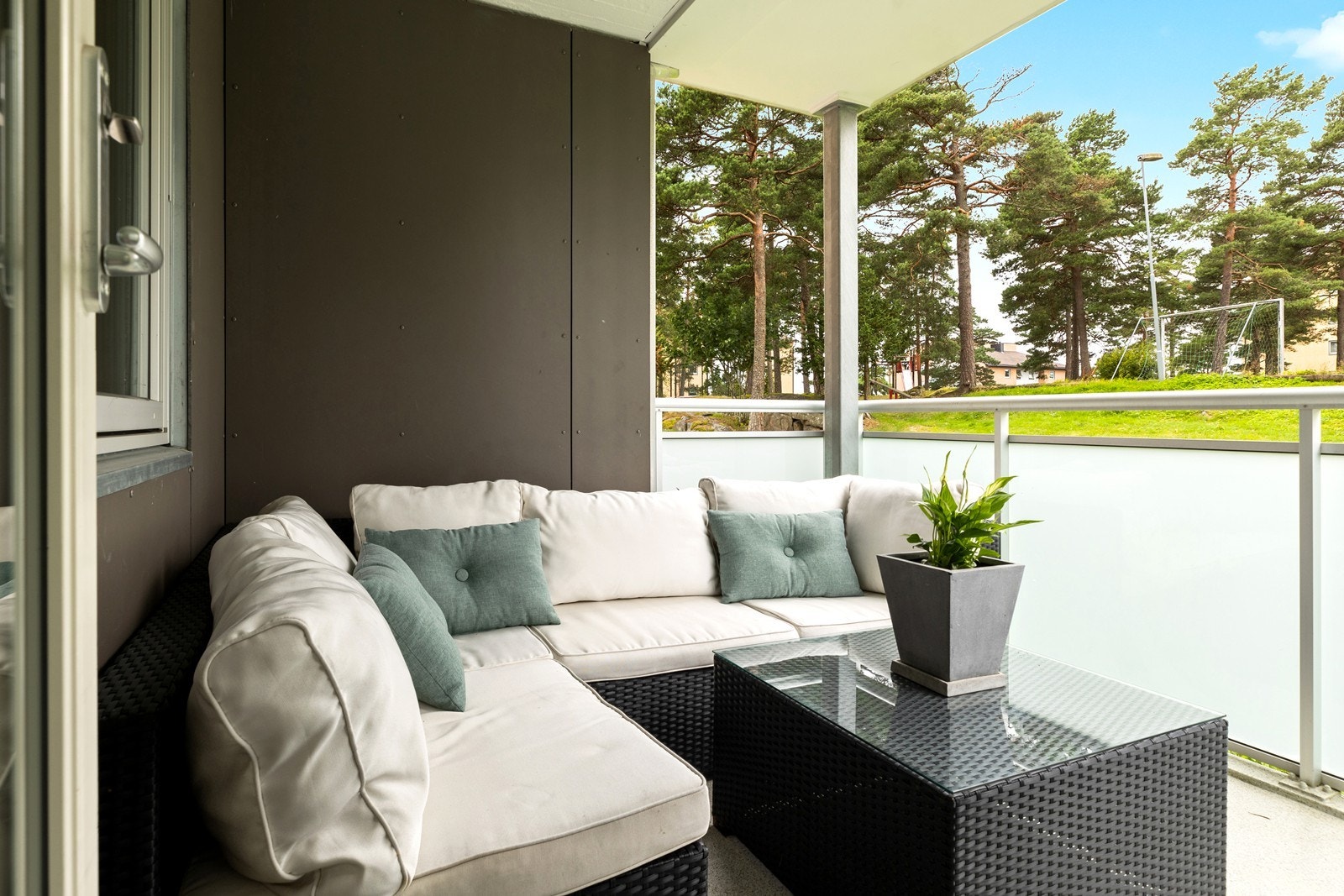 Romslig terrasse med god plass til å plassere utemøbler. Galleribilde