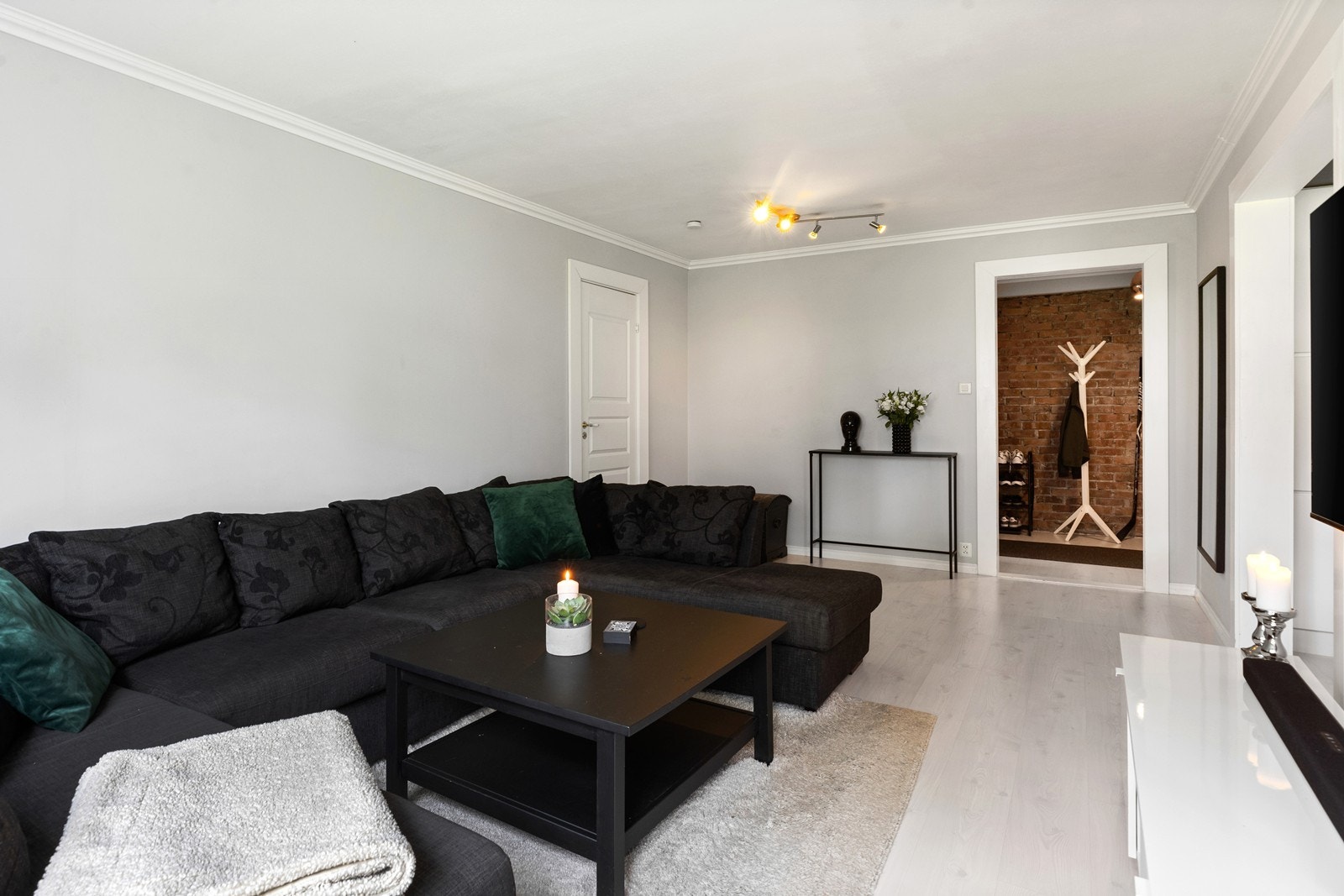 Her er det plass til en god sofa. Plassen kan utnyttes godt med TV på veggen. Galleribilde
