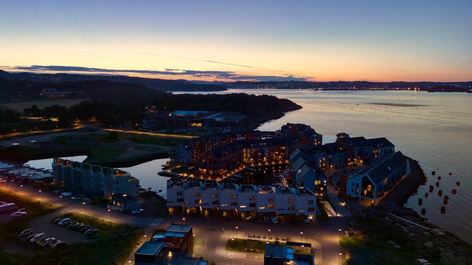 - med boligøyer, kanaler og historiske torg Galleribilde