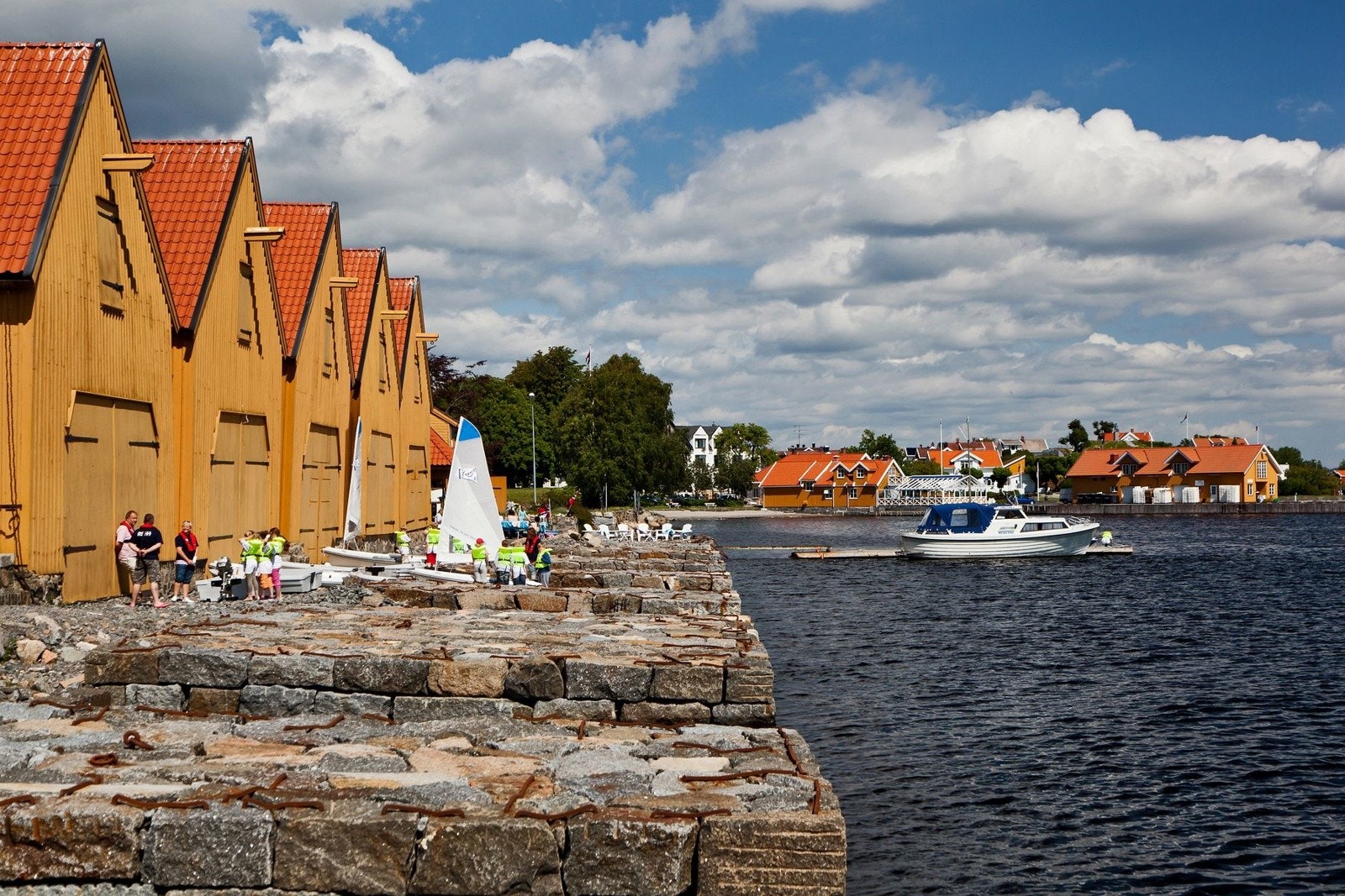 Med sjarmerende smågater, eldre trehus og et vell av serveringssteder og gallerier kalles Stavern Norges smilehull Galleribilde