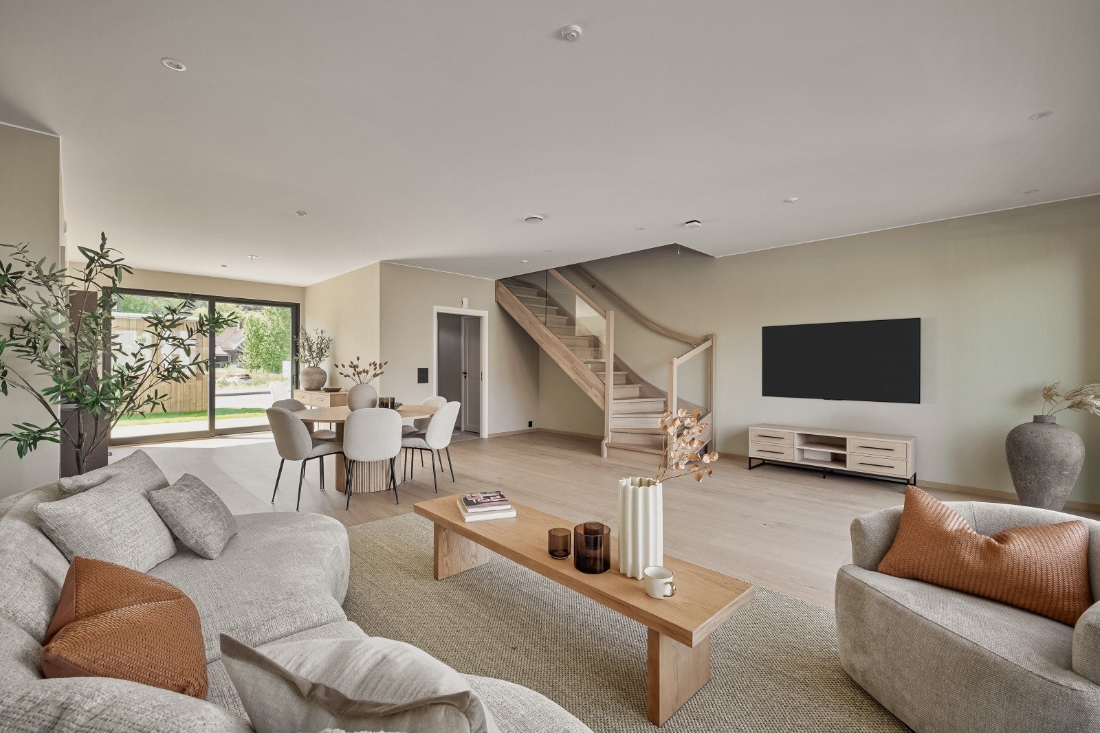 En åpen, luftig og lys etasje som innbyr til fellesskap med familie og venner Galleribilde