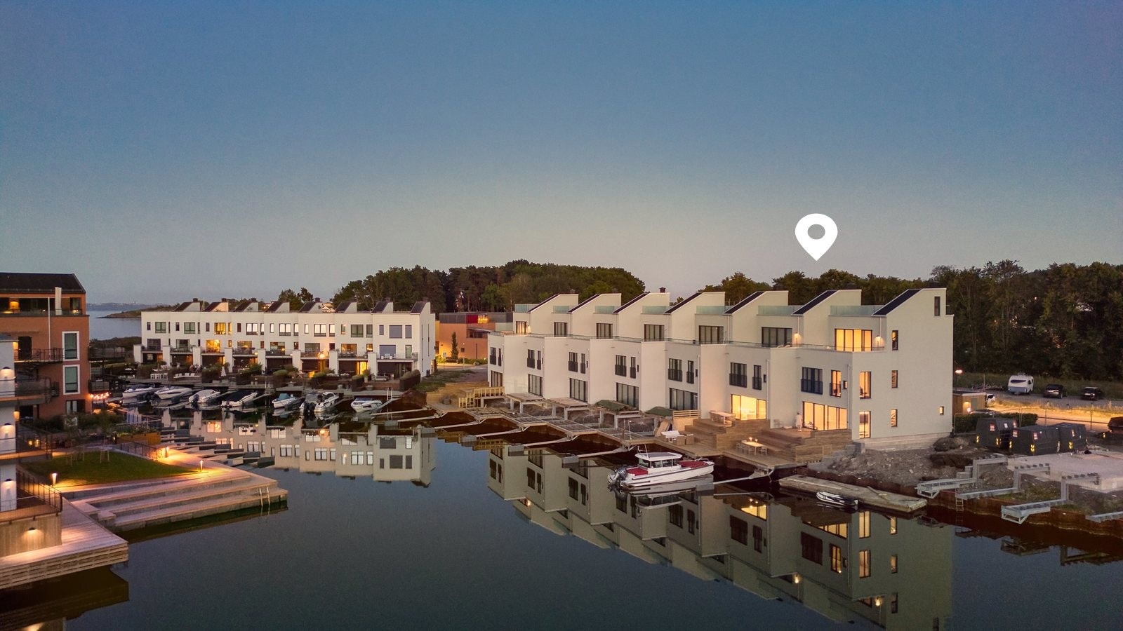 Boligen har en flott beliggenhet i vannkanten Galleribilde