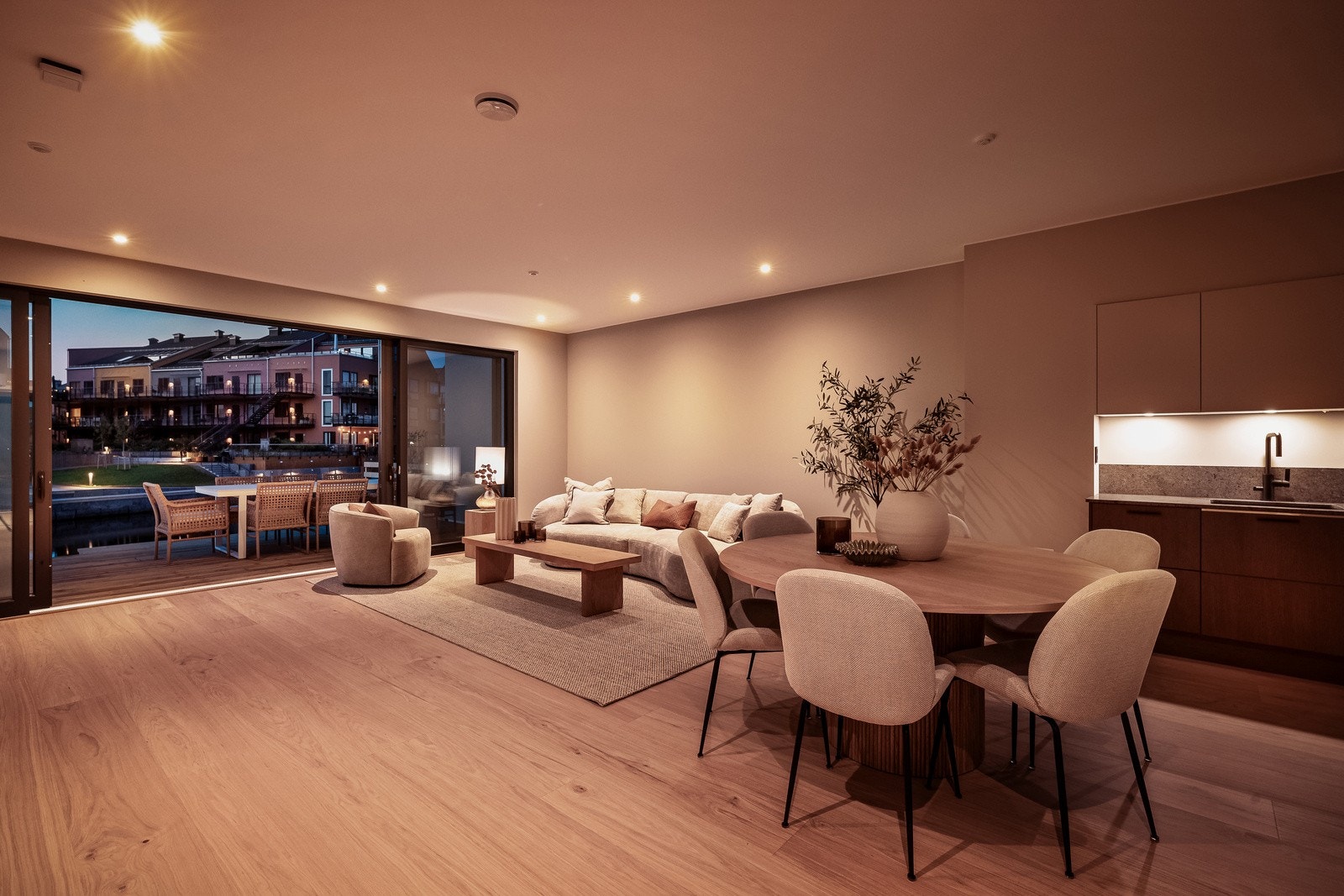 Arkitekten har tegnet sjøhusene slik at du opplever kontakt med sjøen og landskapet fra de aller fleste rommene Galleribilde