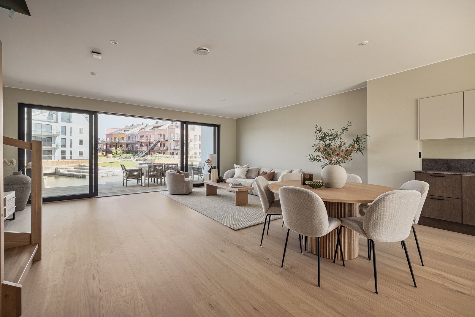 Det er fri siktlinje fra inngangen og helt ut på brygga og kanalen Galleribilde