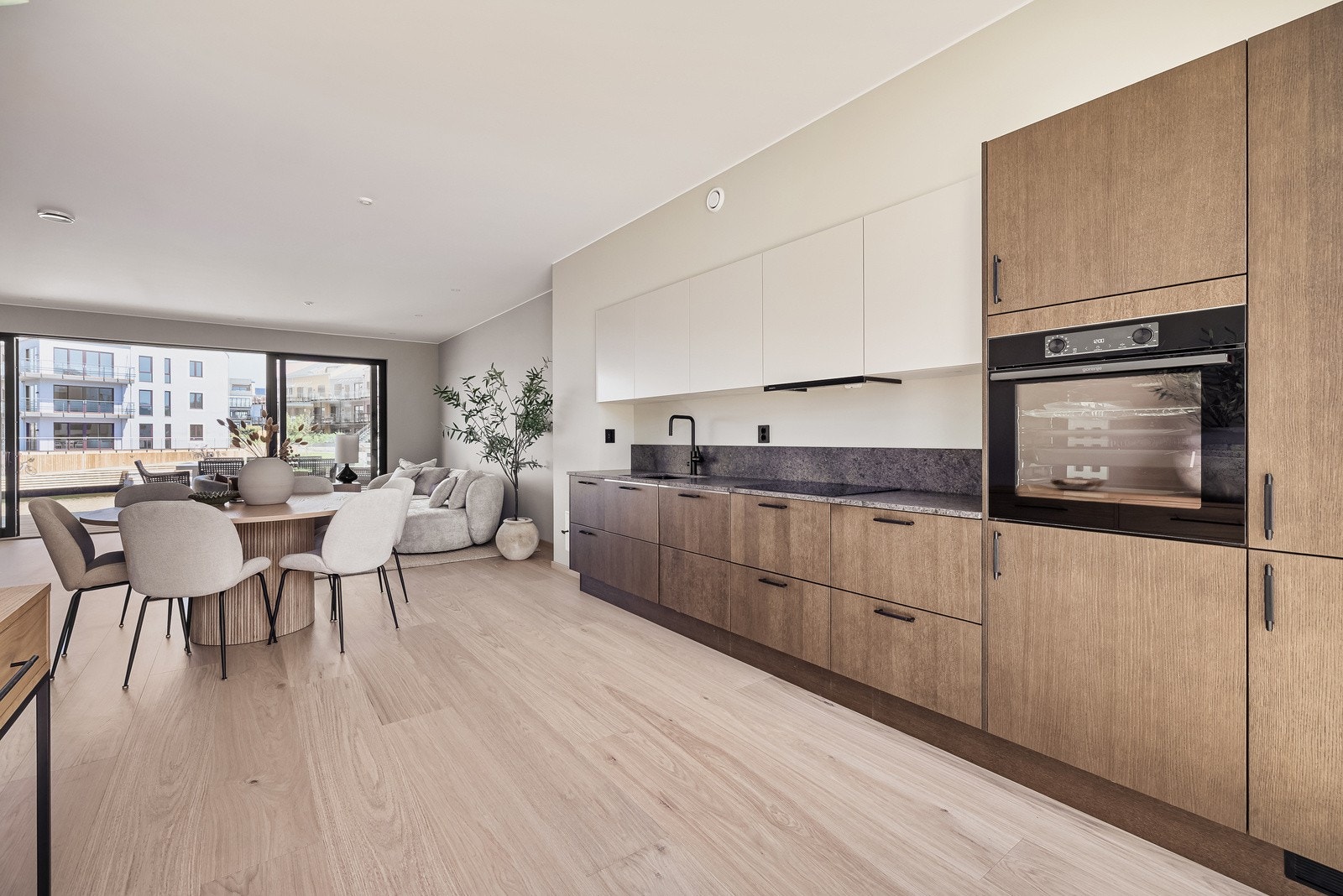 Kjøkkenet er fra Sigdal og har integrerte hvitevarer Galleribilde