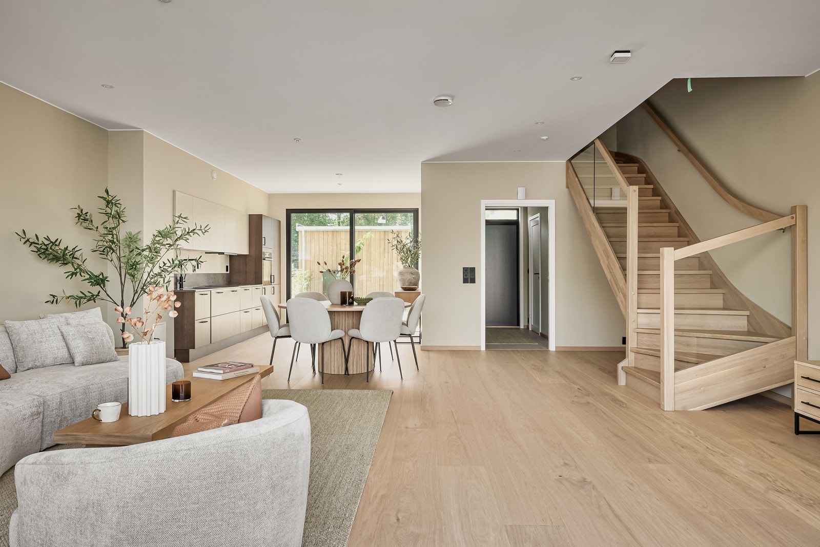 For å kunne nyte ute/inne-følelsen i enda større grad, ble det valgt å legge både stue og kjøkken til første etasje Galleribilde