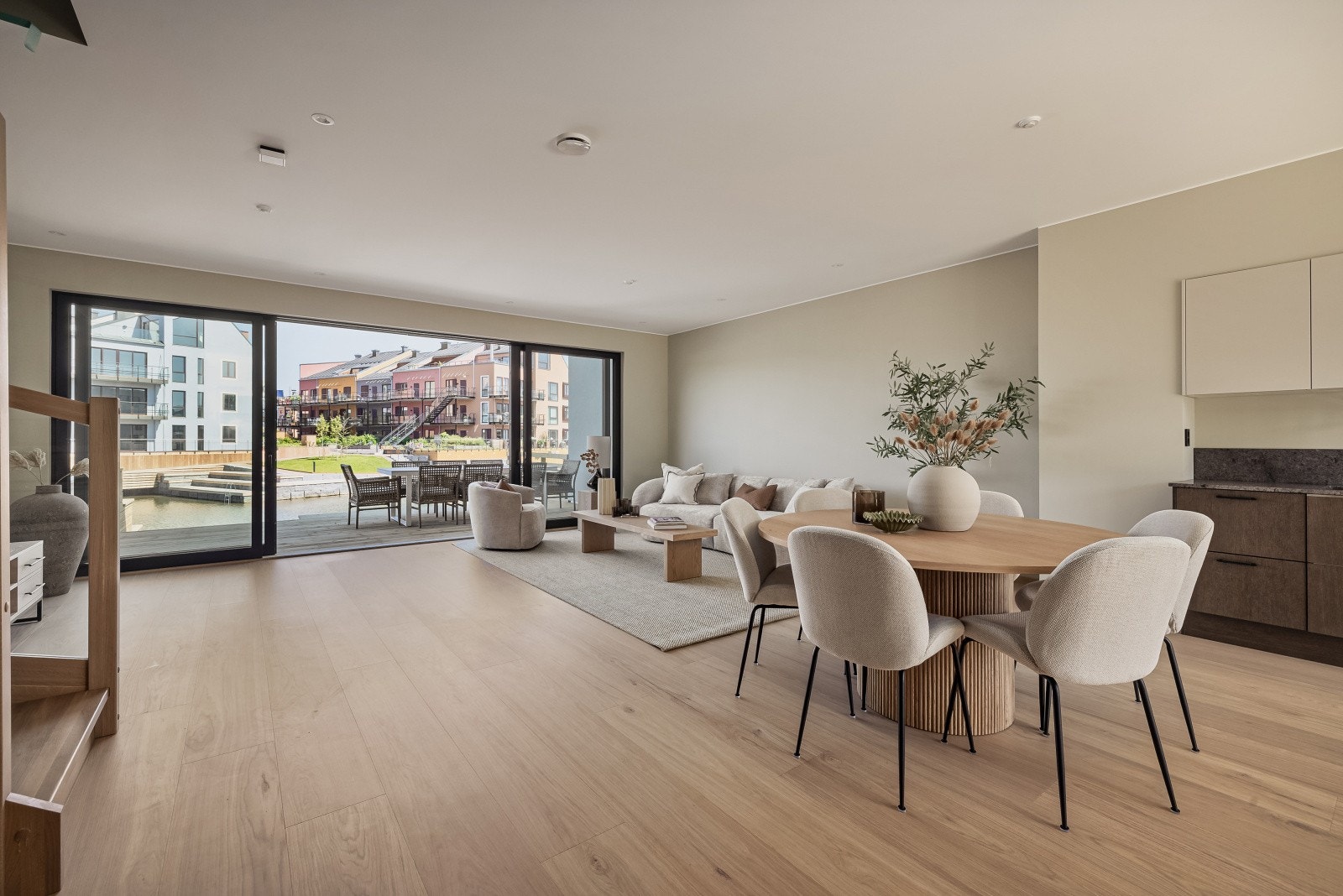 Store oppholdsrom inviterer til sosiale sammenkomster Galleribilde