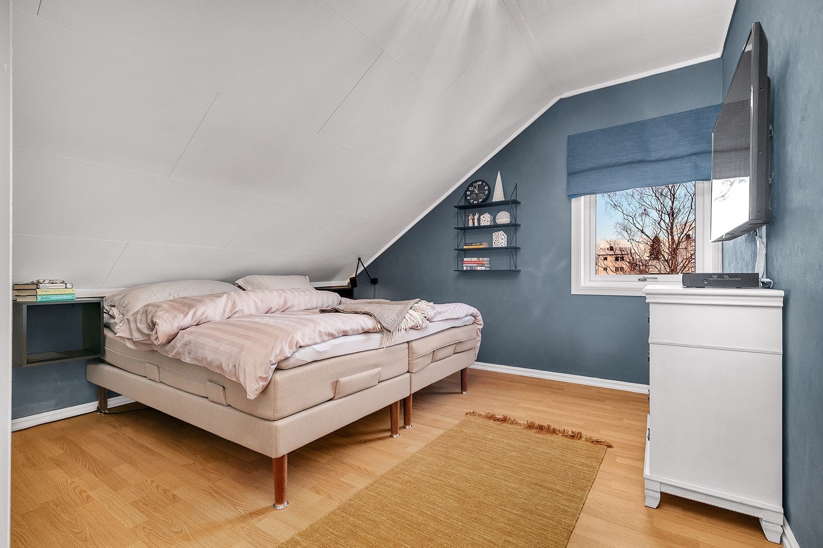 Det er 2 romslige soverom i loftsetasje. Soverom 1 har god plass til soveromsmøbler. Galleribilde