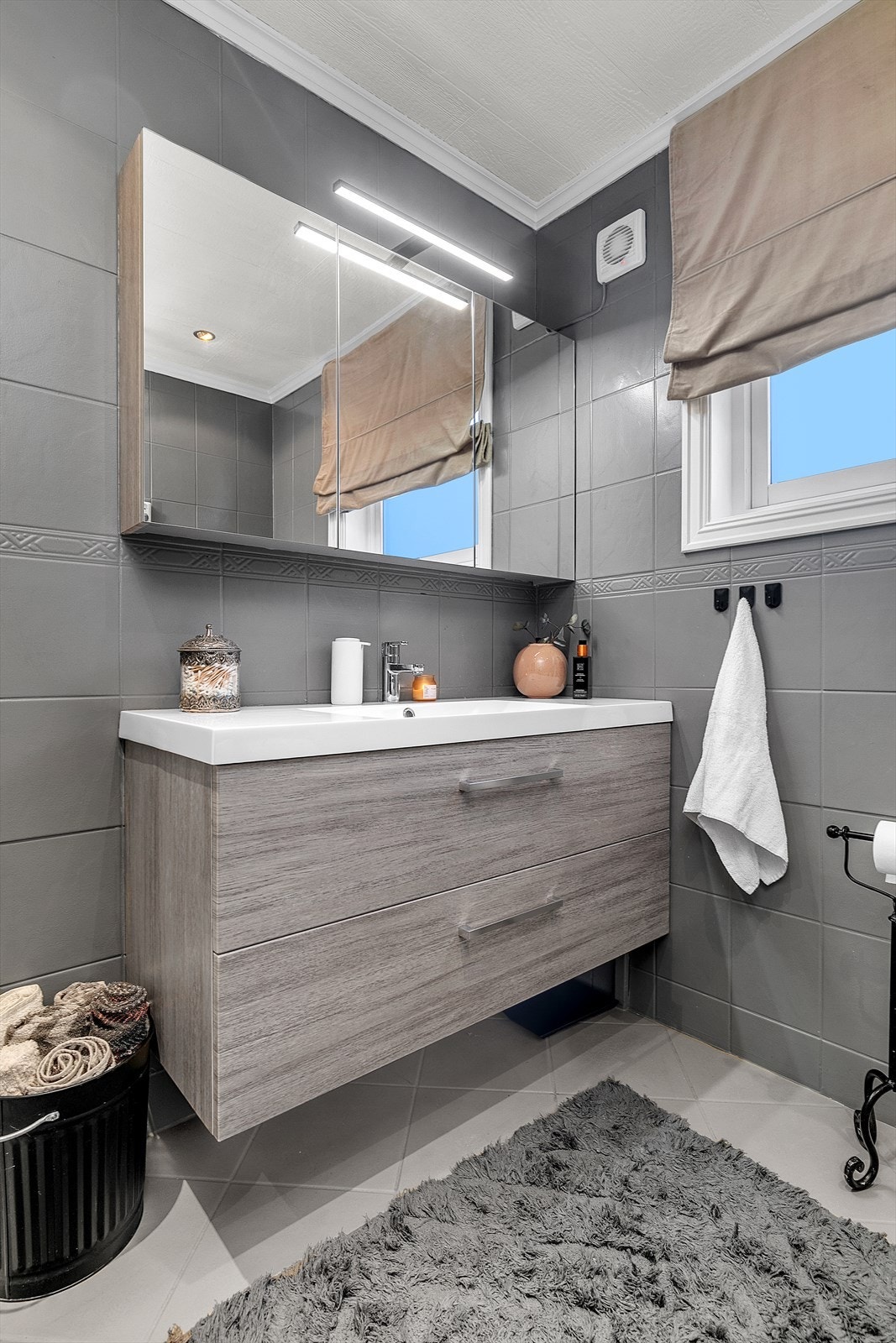 Rommet har innredning med nedfelt servant, toalett, dusjvegger/hjørne og opplegg for vaskemaskin. Galleribilde