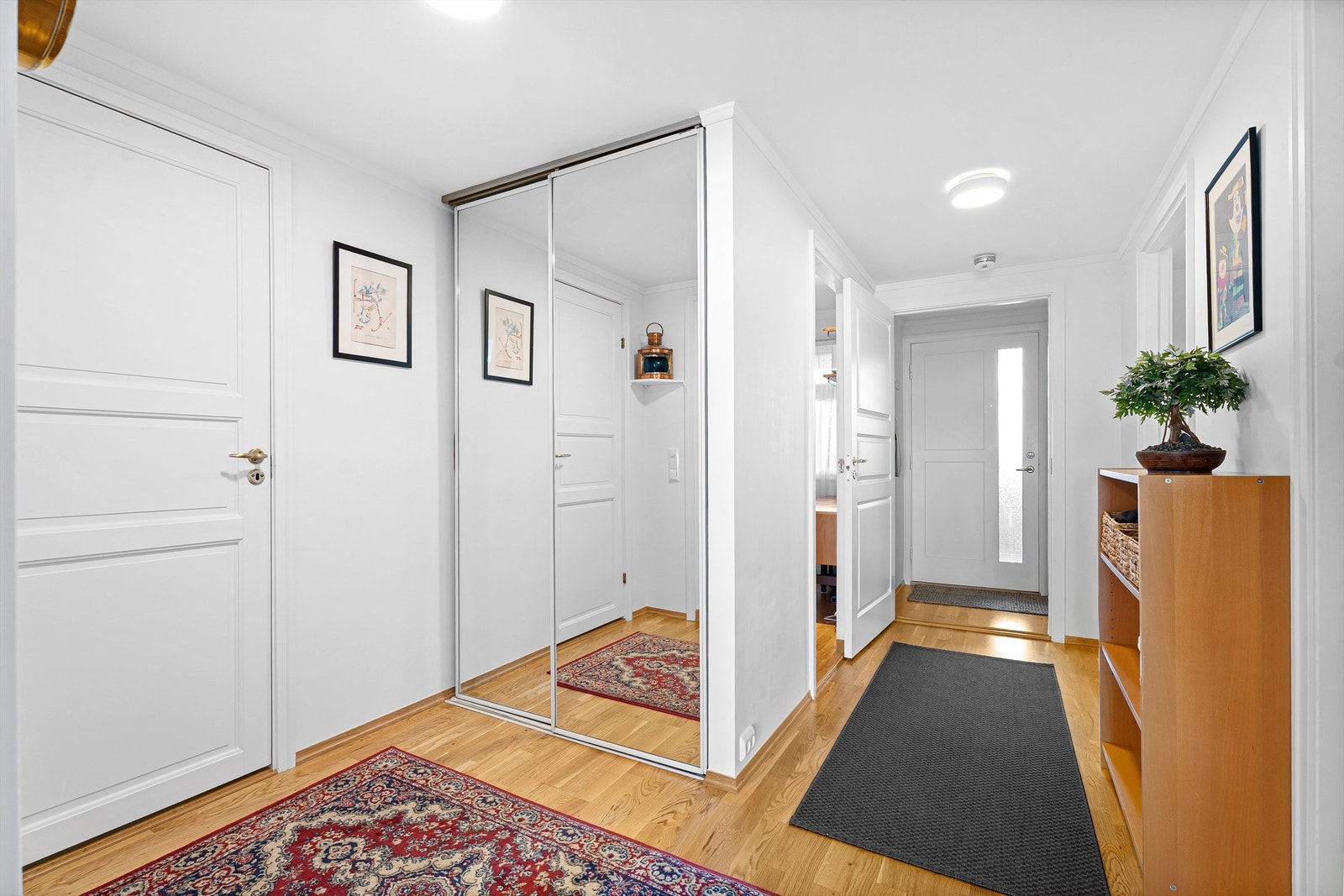 Lys og velholdt entré med speil og garderobeskap som gir et ryddig førsteinntrykk. Galleribilde