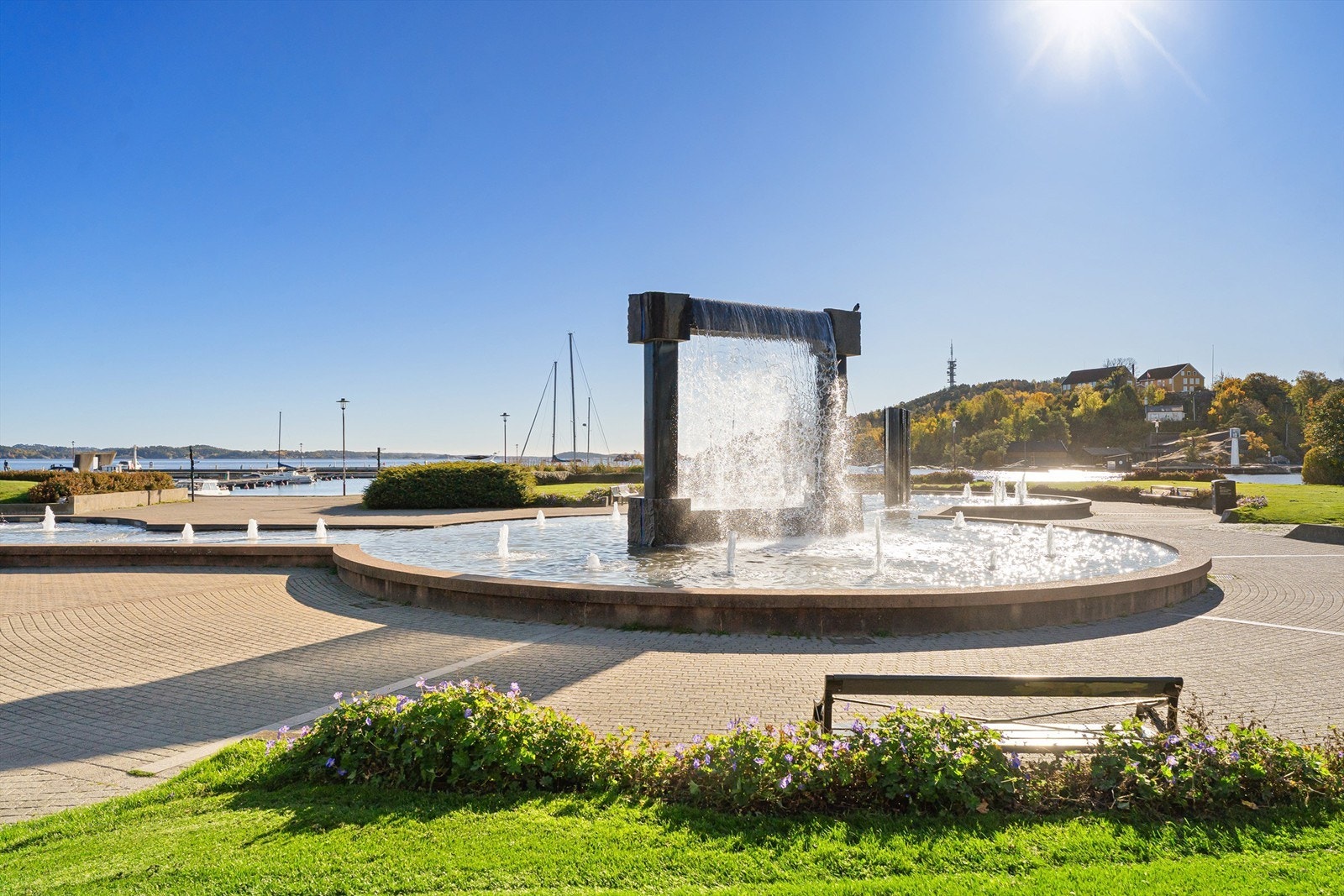 Utsikt mot den vakre Nupenparken og dens kjente fontene, som gir området en helt spesiell karakter Galleribilde