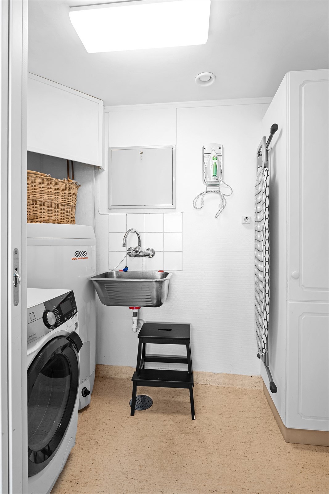 Praktisk vaskerom med god plass til både vask og oppbevaring. Galleribilde