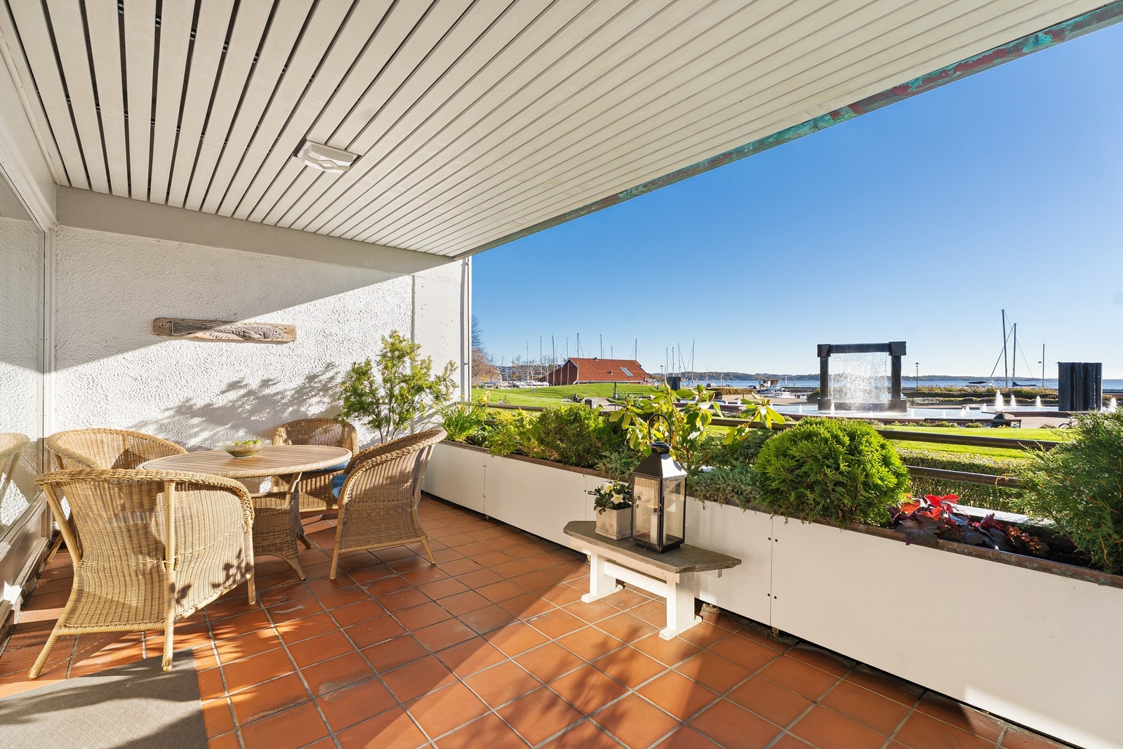 Utsikt over strandpromenaden og det vakre kystlandskapet Galleribilde