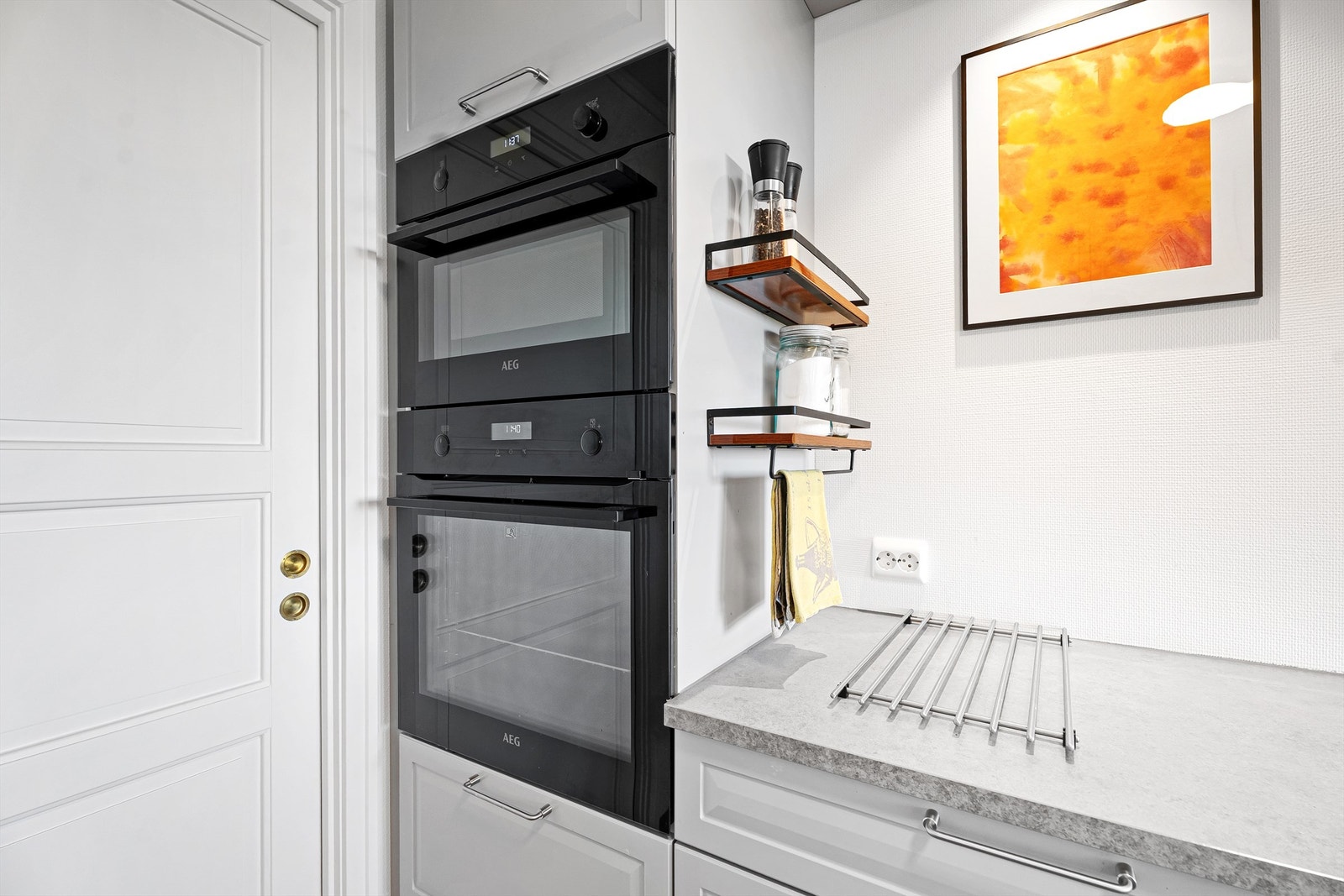 Rikelig med skapplass og integrerte hvitevarer. Galleribilde