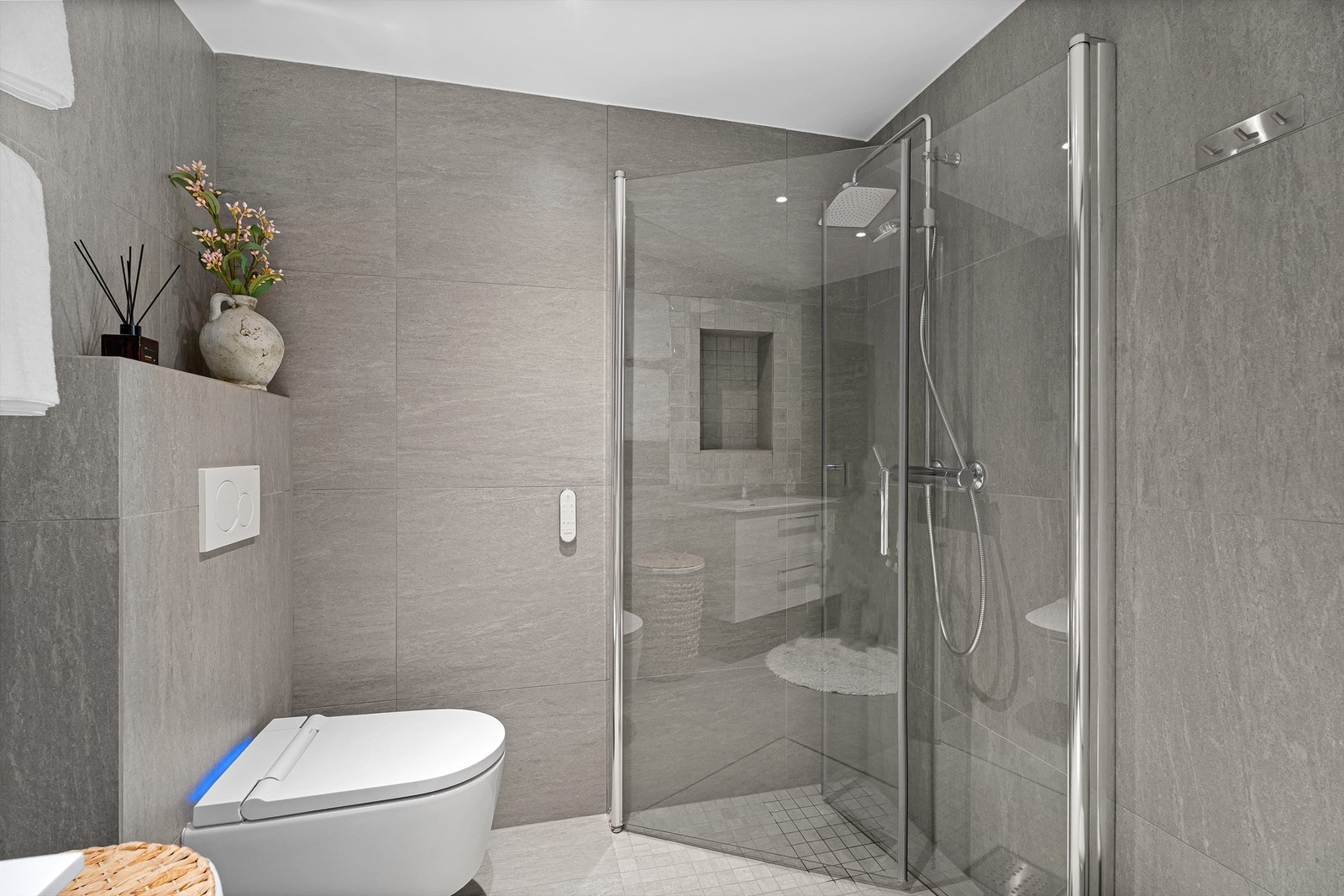 Stilrent bad med moderne overflater og dusjhjørne i glass Galleribilde