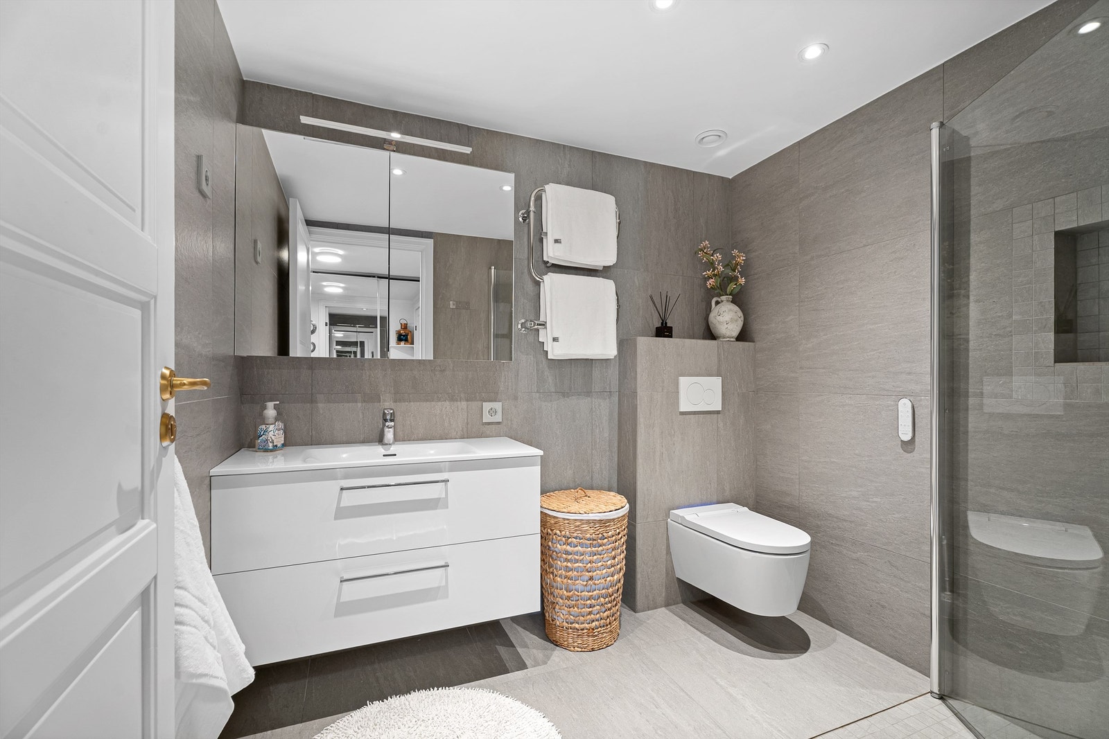 Servant med rikelig lagringsplass og moderne speilskap Galleribilde