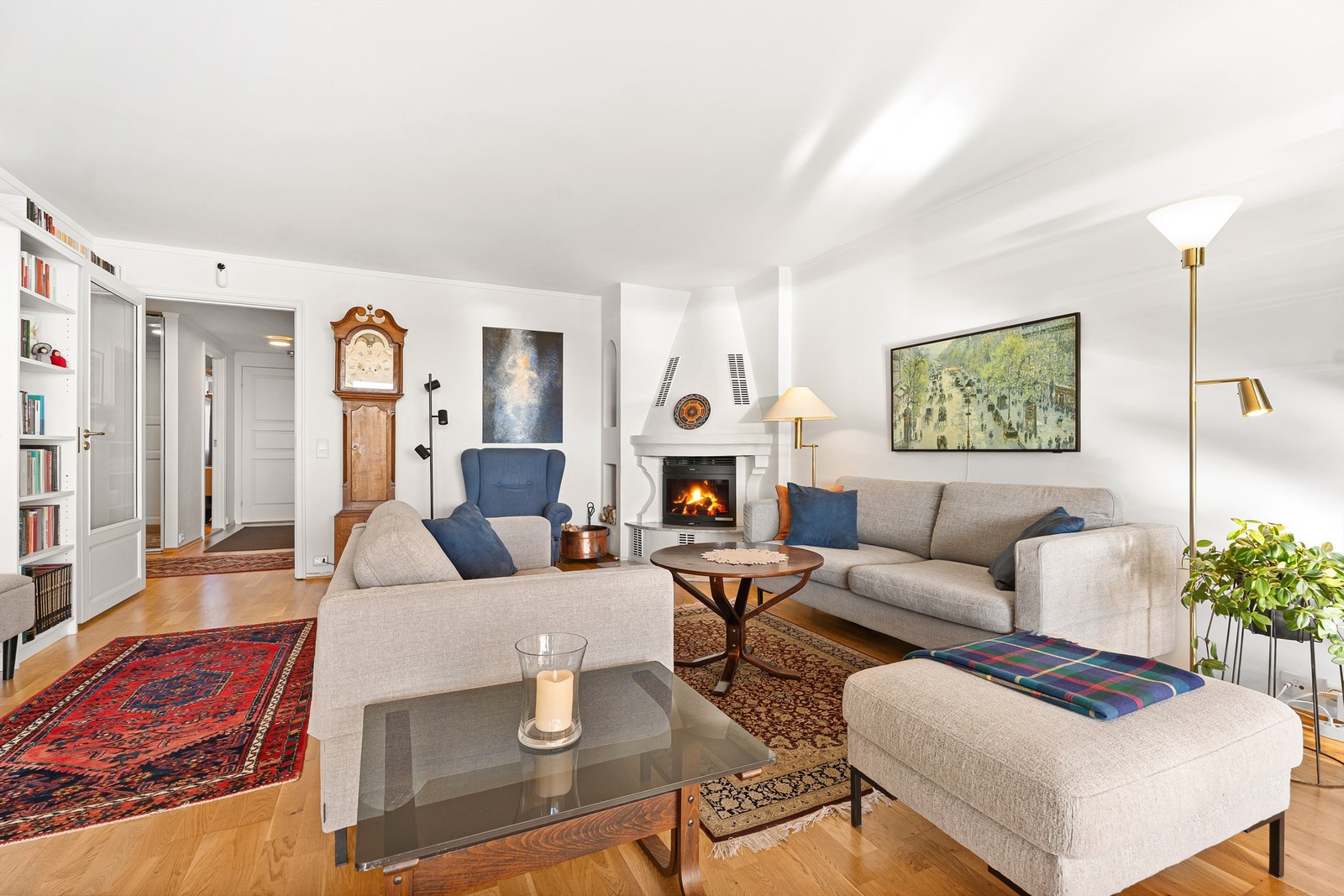 Koselig stue med peis som skaper varme og stemning på kjølige kvelder Galleribilde