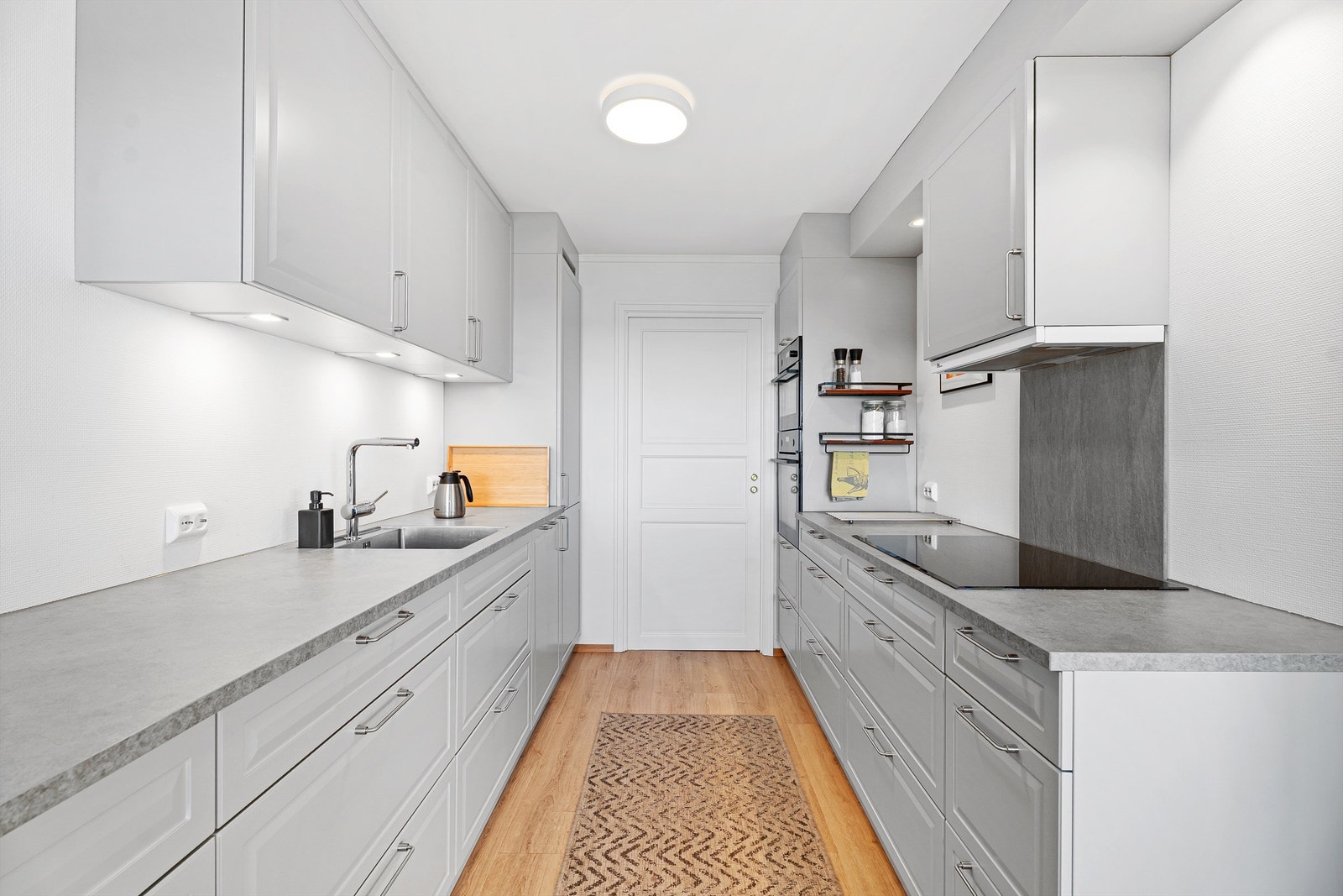 Detaljer som gir et gjennomført og moderne preg på kjøkkenet. Galleribilde