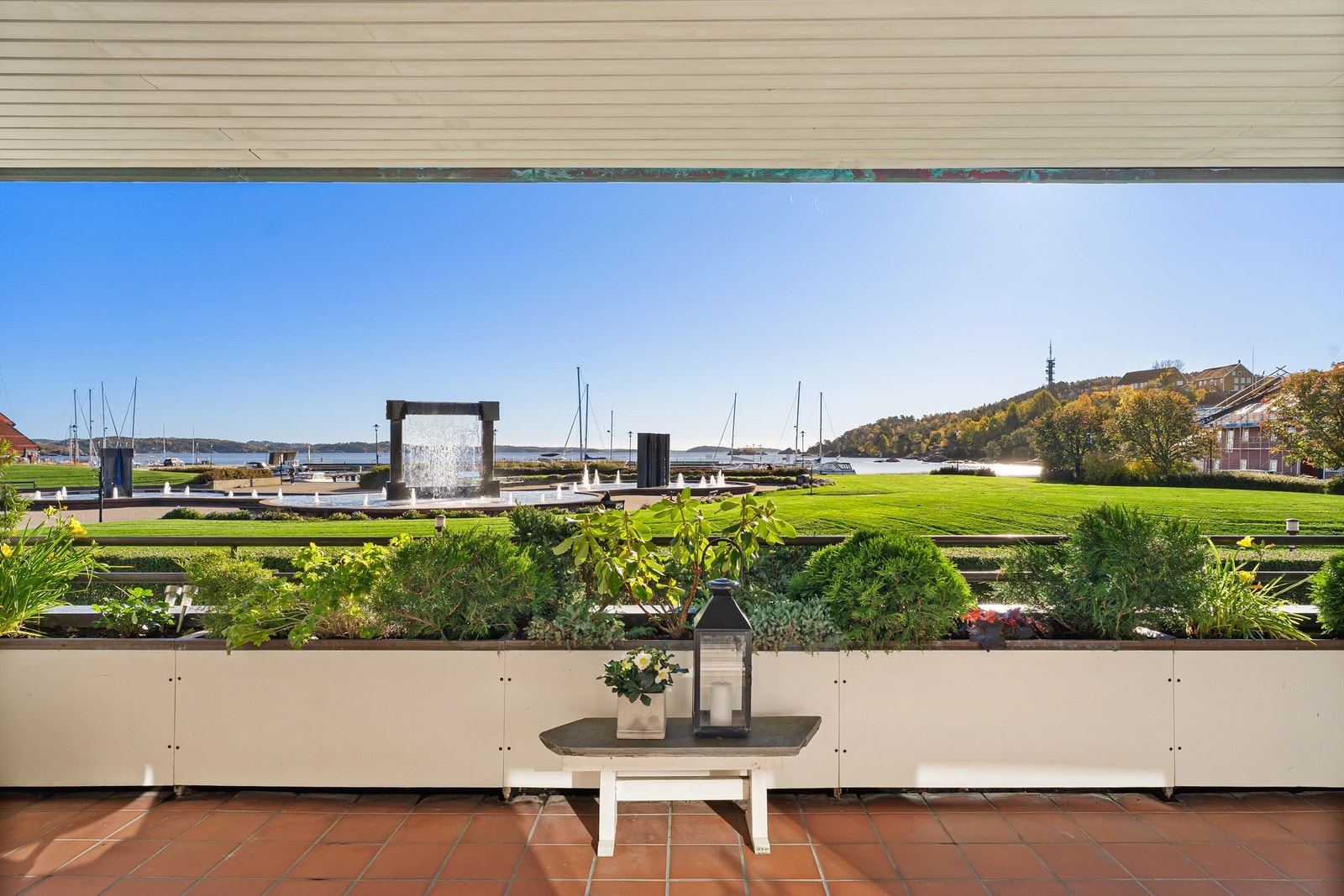 Overbygd terrasse som skaper en lun og behagelig atmosfære - perfekt for sene sommerkvelder. Galleribilde