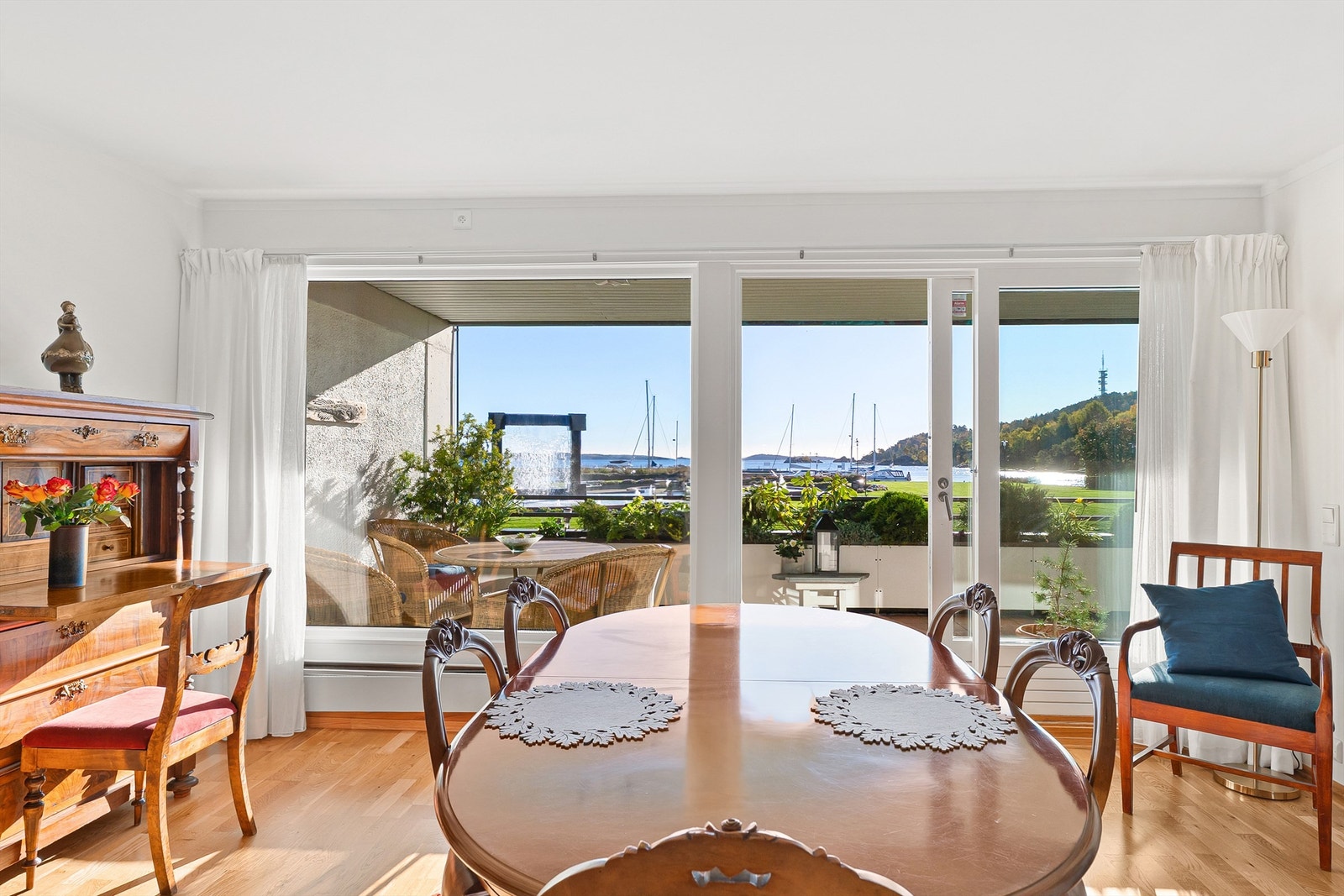 Velkommen til Strandpromenaden 9 - en lun og trivelig leilighet med grønne omgivelser og sjøen like ved. Galleribilde