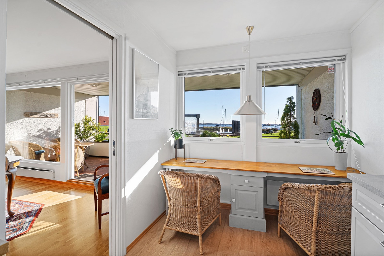 Fra kjøkkenet har du en fin utsikt mot grønne omgivelser og nærområdet. Galleribilde