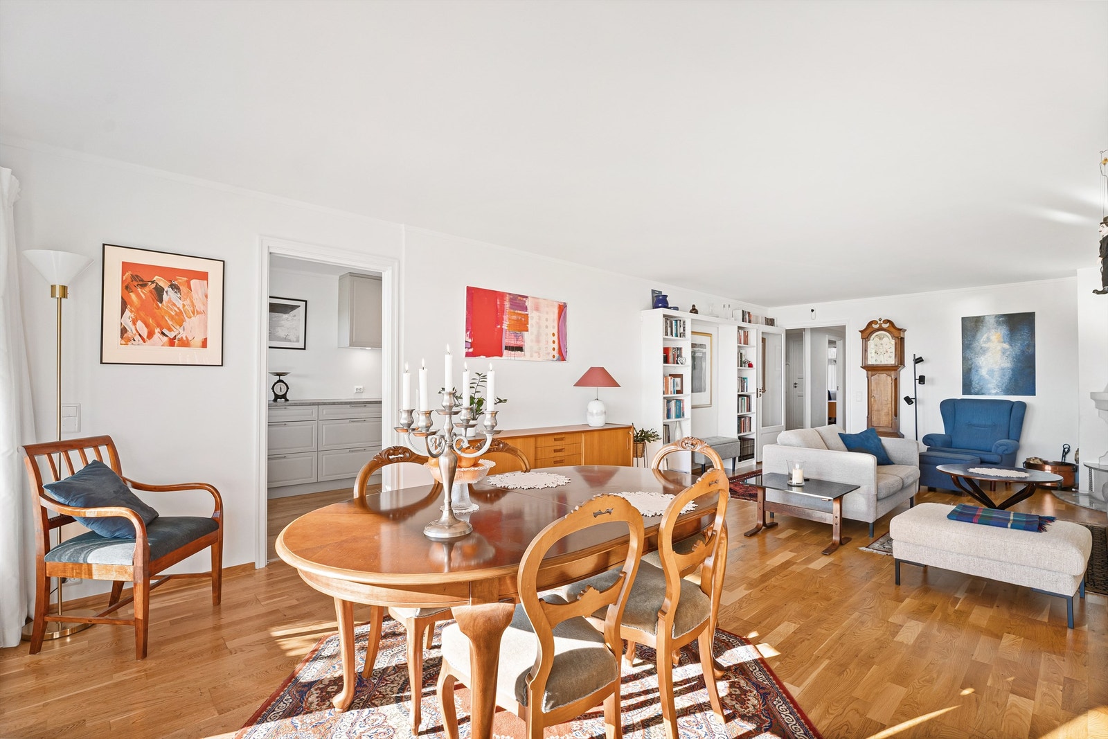 Stuen har god plass til spisebord i tilknytning til sofasonen Galleribilde