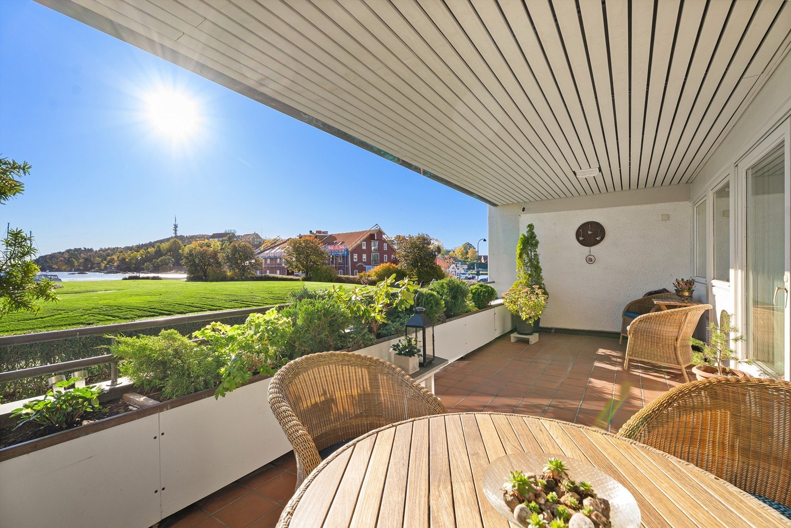 Flott utsikt mot sjø, båthavn og friområde - en beliggenhet utenom det vanlige Galleribilde