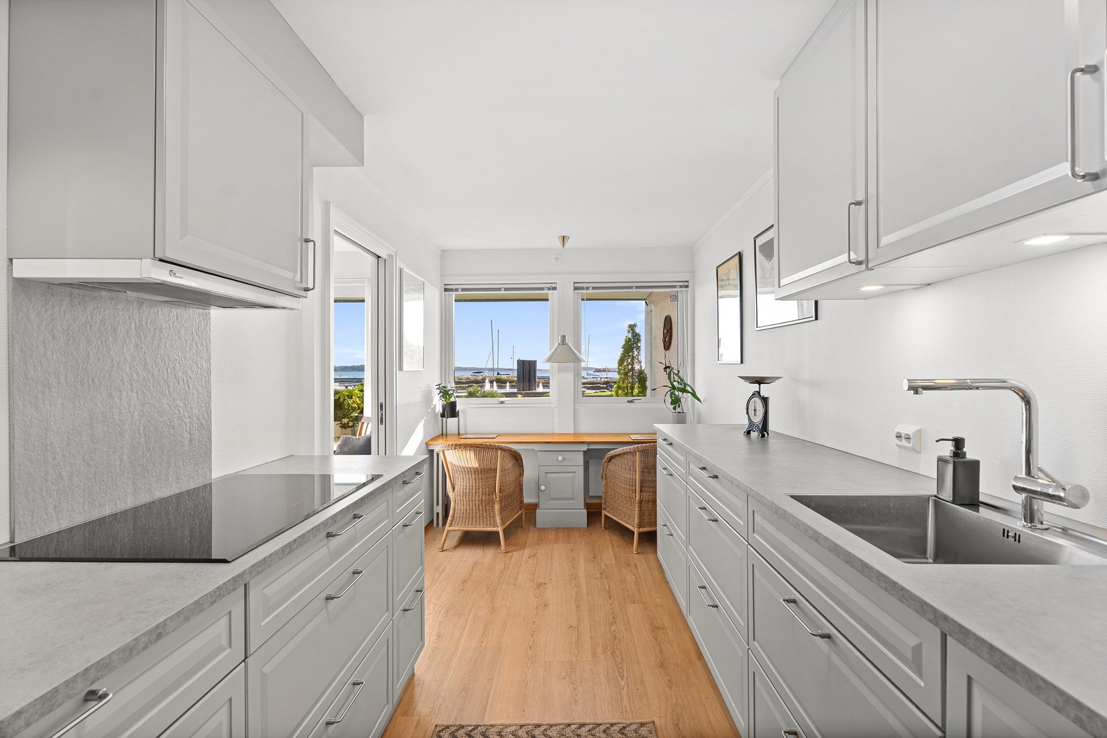 Lekkert kjøkken med kombinasjon av funksjonalitet og moderne uttrykk. Galleribilde