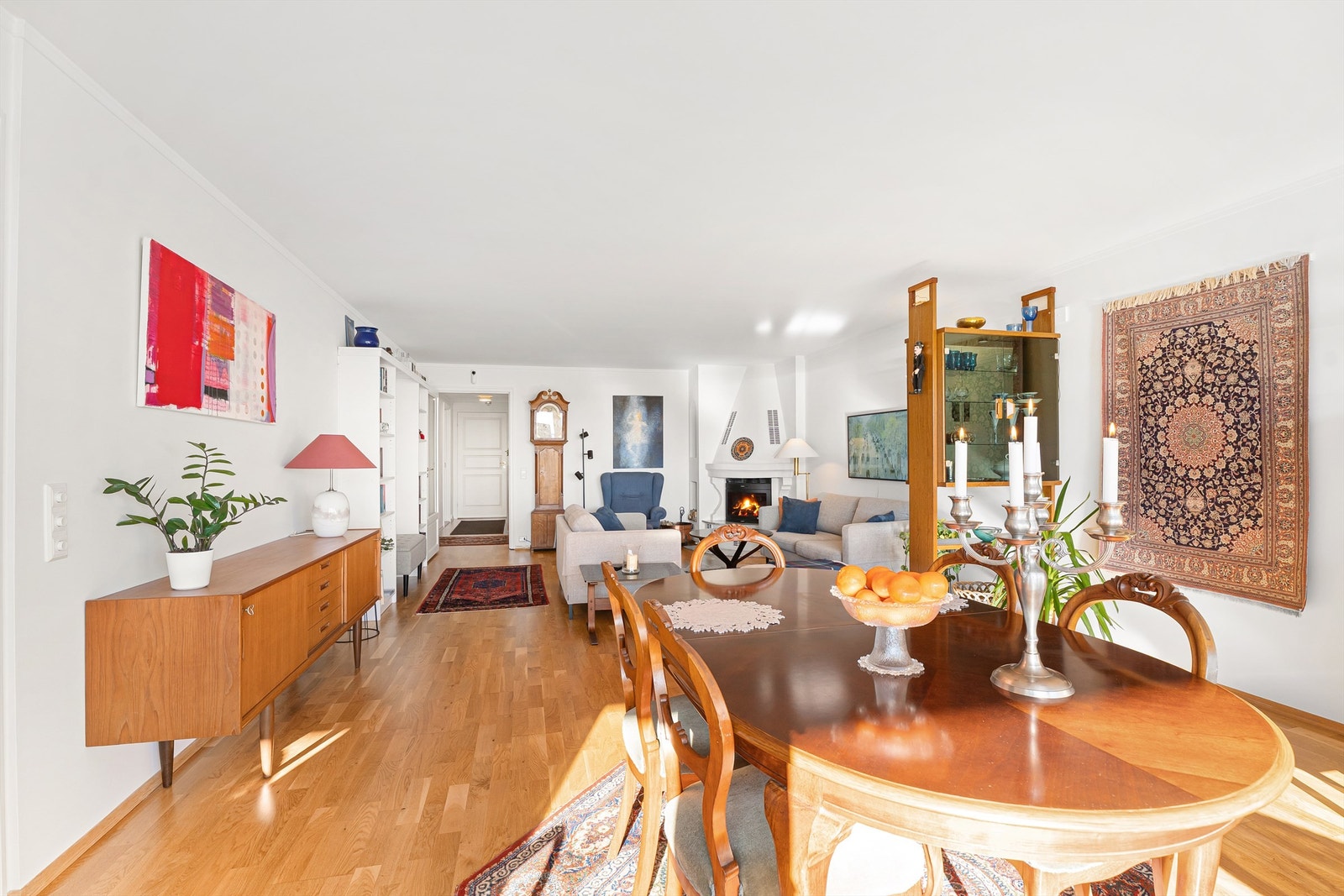 Stue med gjennomgående lys og god plass til både avslapning og sosiale stunder Galleribilde