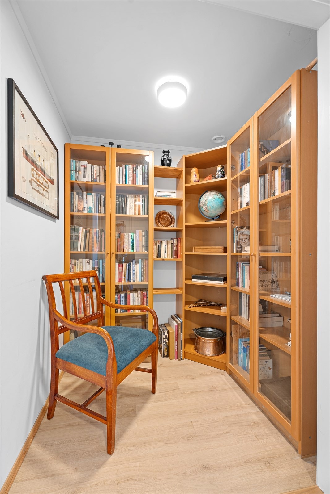 Hyggelig lite bibliotek med plass til bokhyller og en god stol. Galleribilde