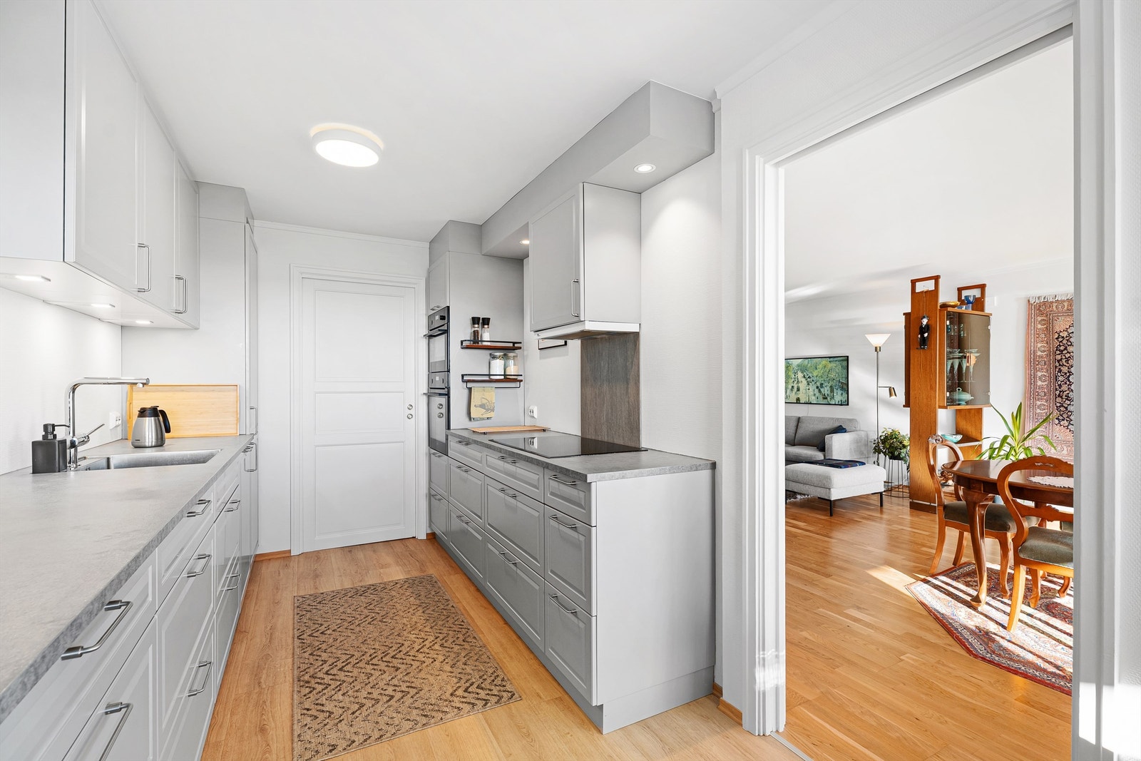 Kjøkkenet er praktisk adskilt fra stuen, noe som gir en rolig og ryddig romfølelse. Galleribilde