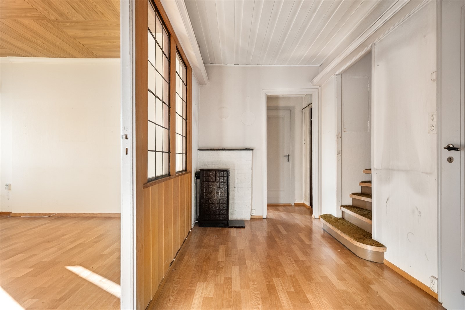 Mellomgang med innvendig trapp opp til stuen i andre etasje. Galleribilde