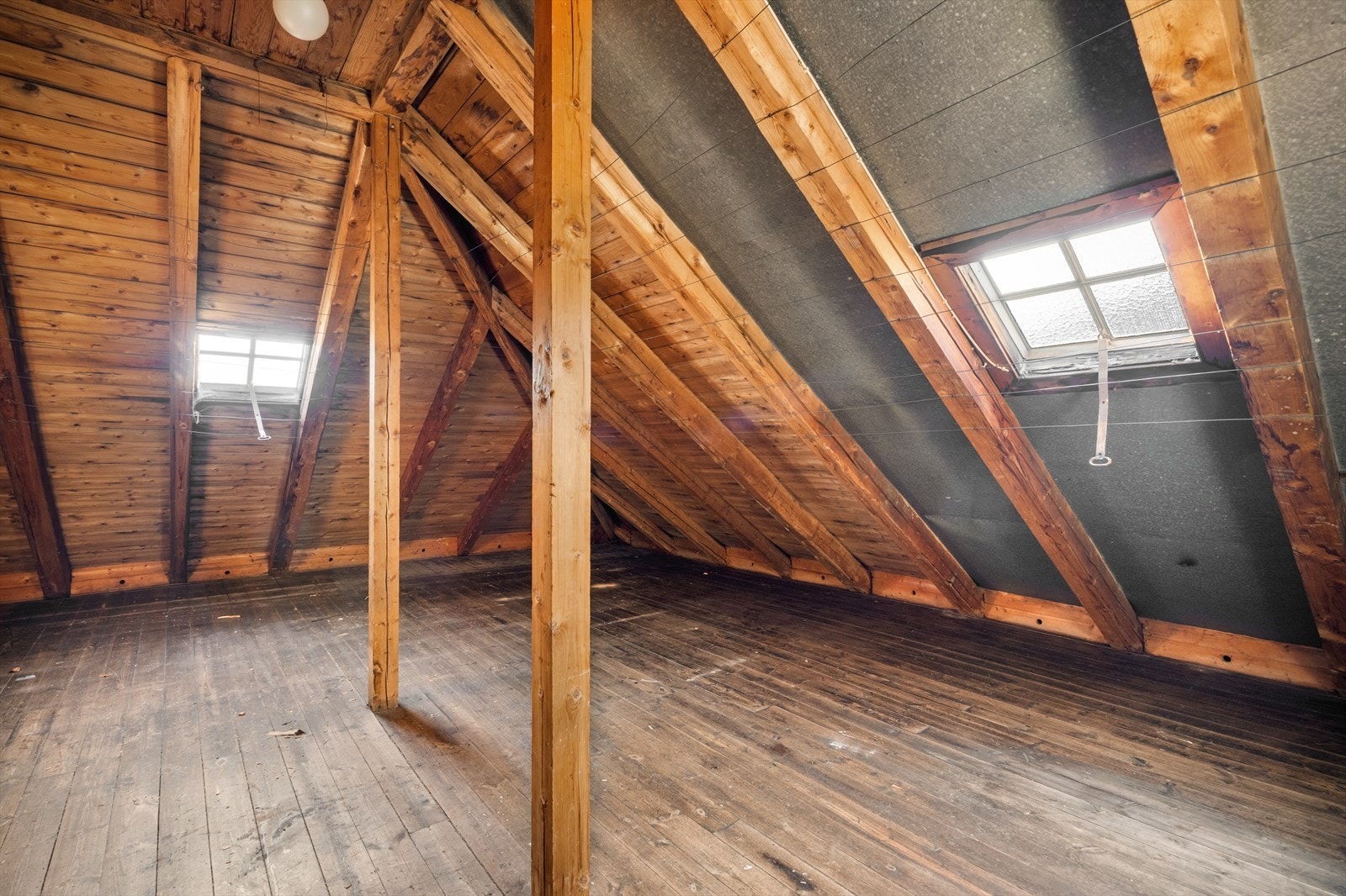 Loftet er stort med generelt god takhøyde Galleribilde
