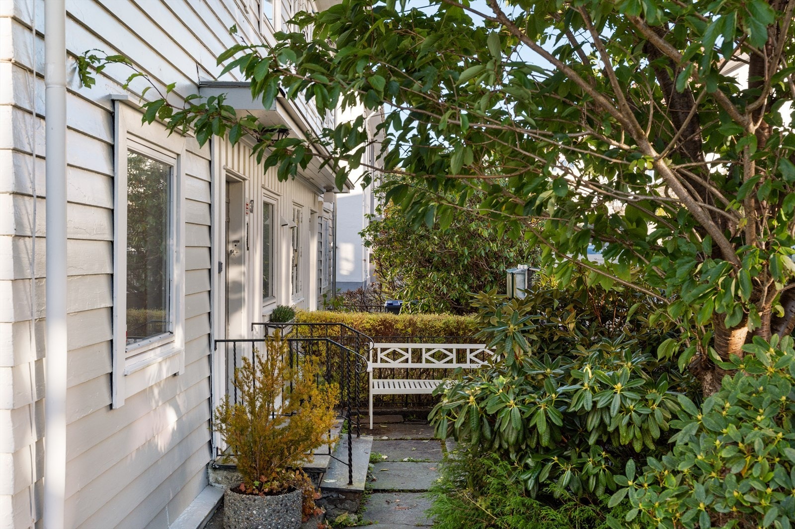 Hagen er opparbeidet med ulike nivåer og byr på gode solforhold hele dagen. Galleribilde