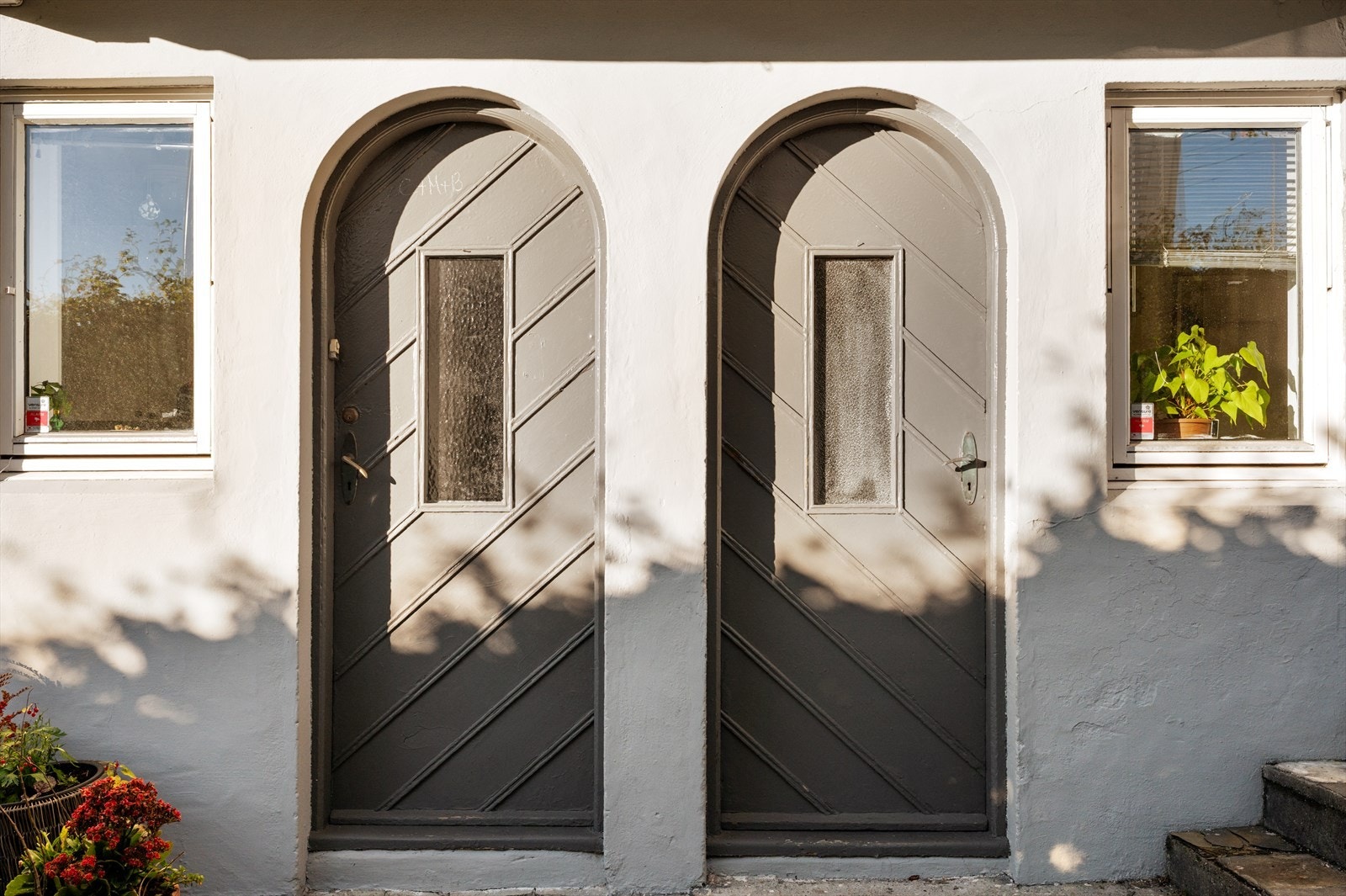 Fine buede dører til utleieleilighet og kjellerdel Galleribilde