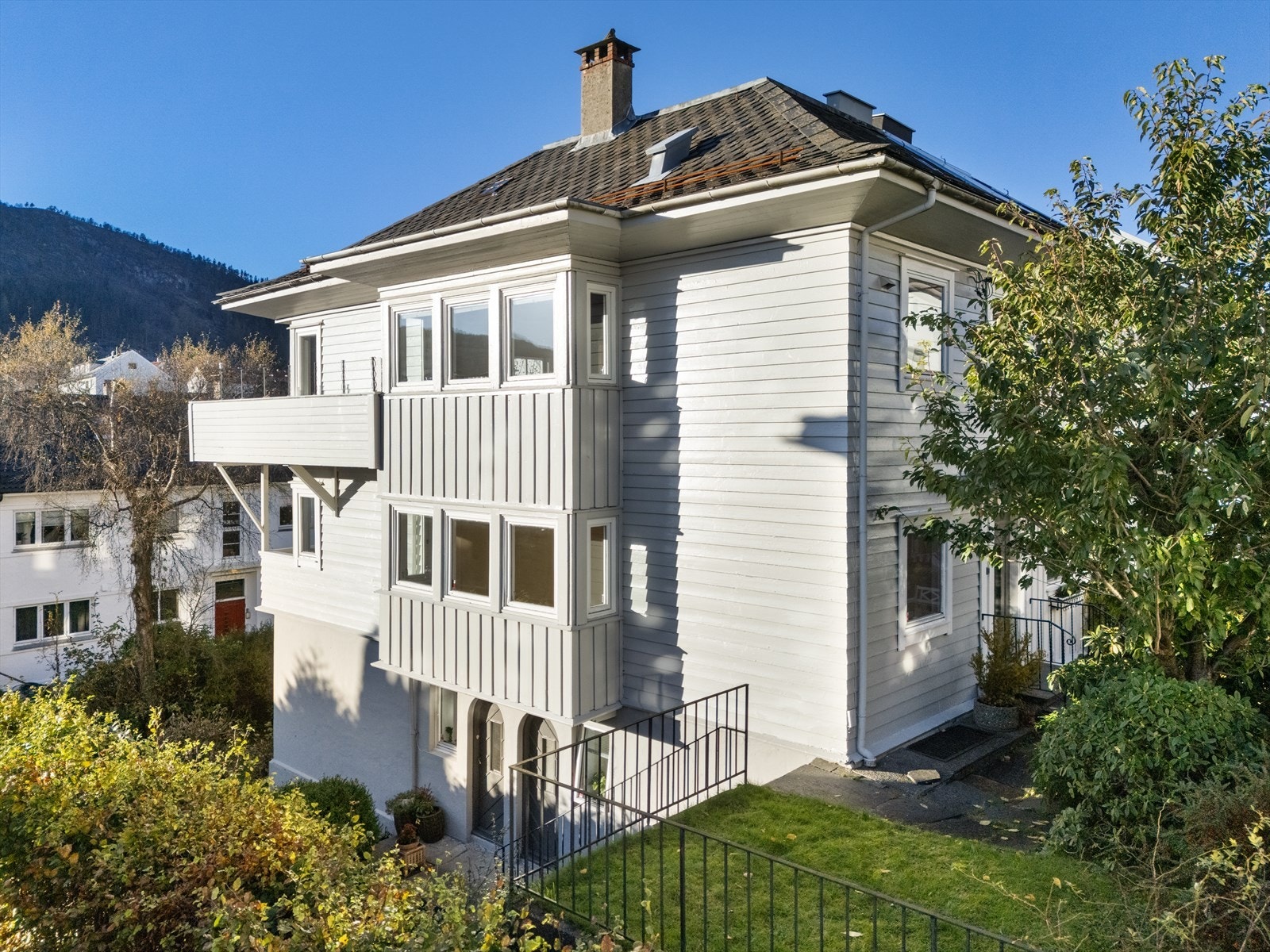 Vakker arkitektur med karnapper og skifertak. Galleribilde