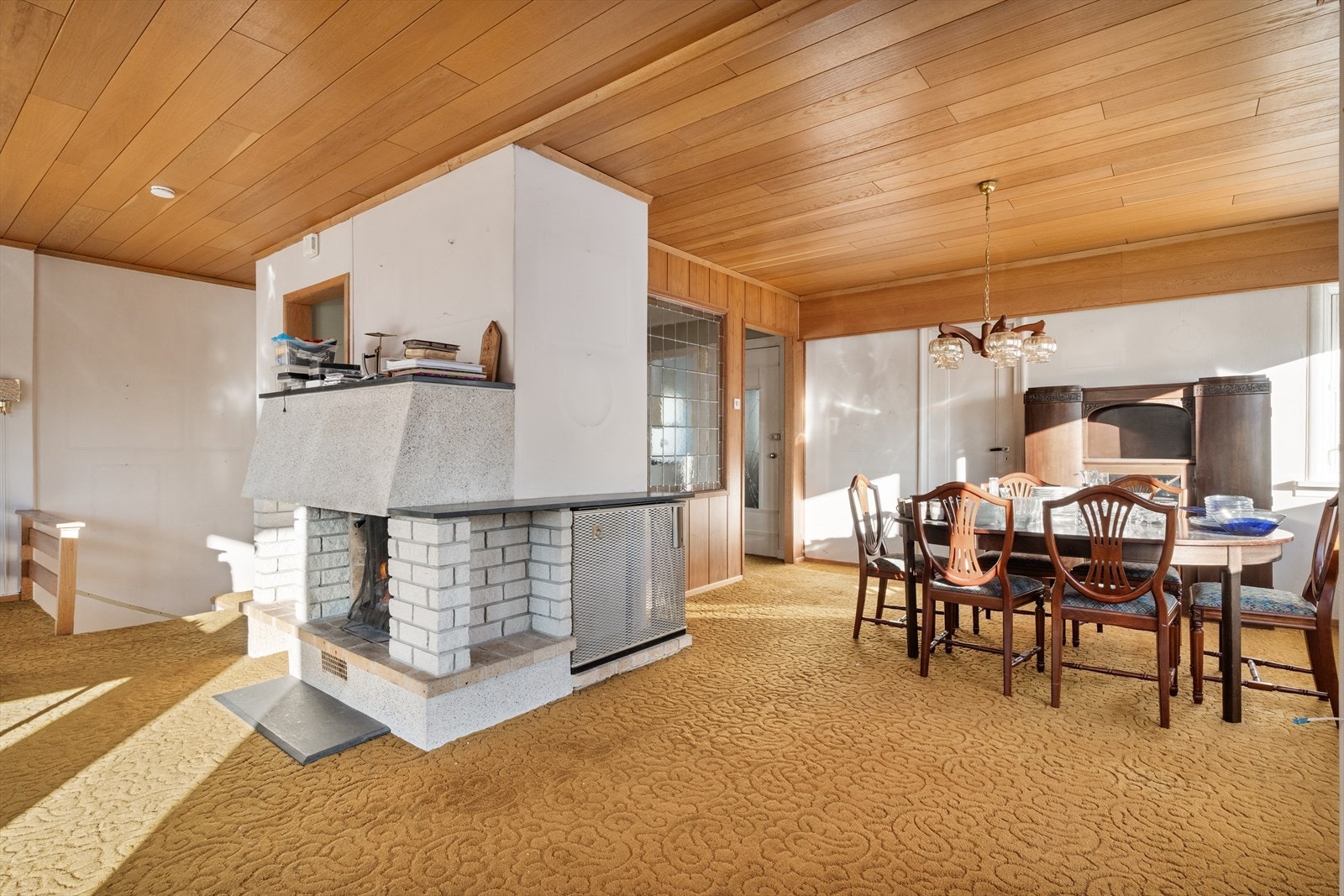 Det er gjort endringer i boligen som gjør at de to opprinnelige boenhetene utgjør nå hoveddelen av en samlet familiebolig, ekskludert loft og kjeller. Galleribilde