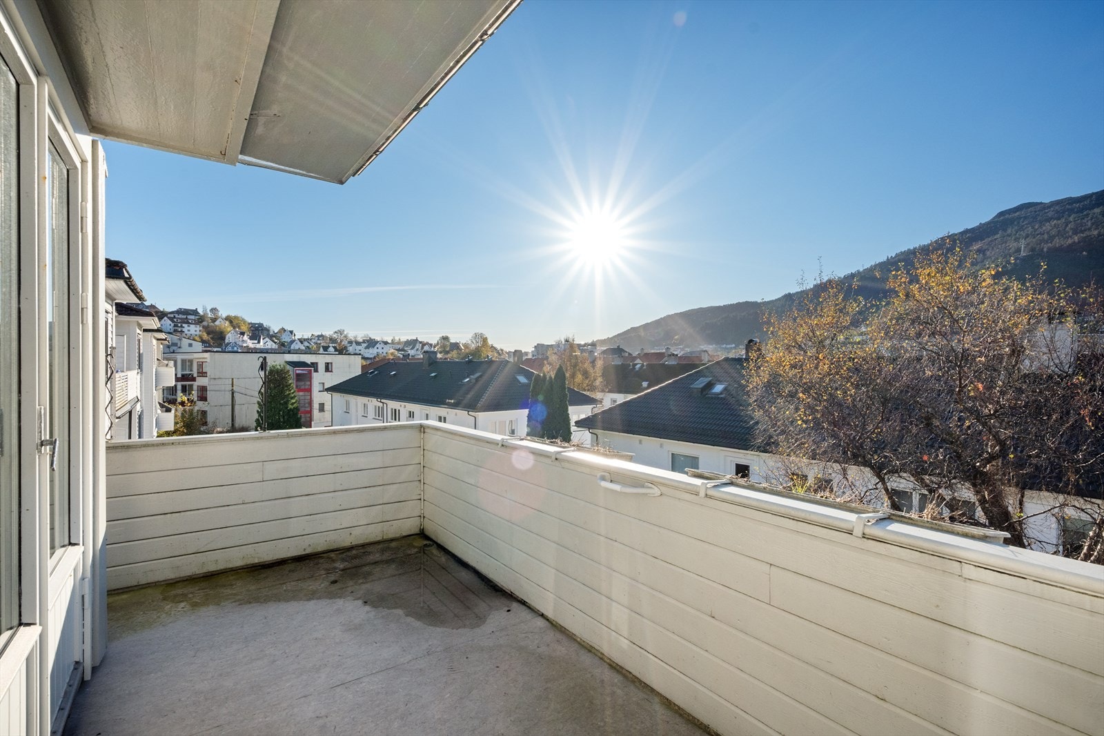 Altanen har svært gode solforhold og fin utsikt med vakre Løvstakken i front Galleribilde