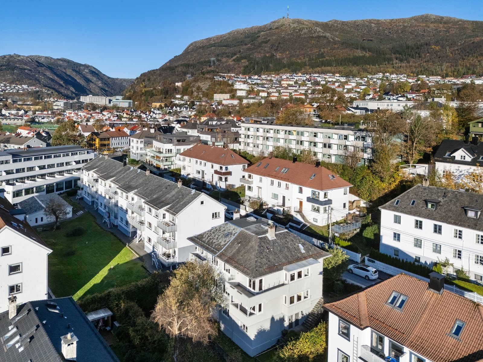Solrikt og sentralt på Minde. Boligen byr på flott utsikt og enkel tilgang til det meste. Galleribilde