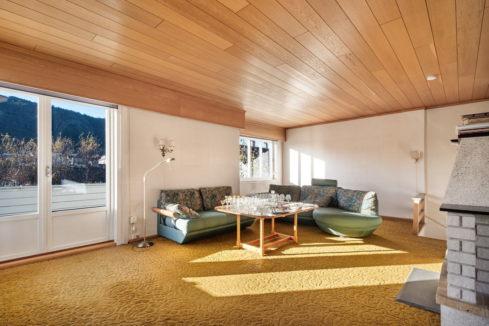 Bolighuset fordeler seg over totalt fire plan og inneholder opprinnelig tre leiligheter samt store bodarealer i kjeller og loft. Galleribilde