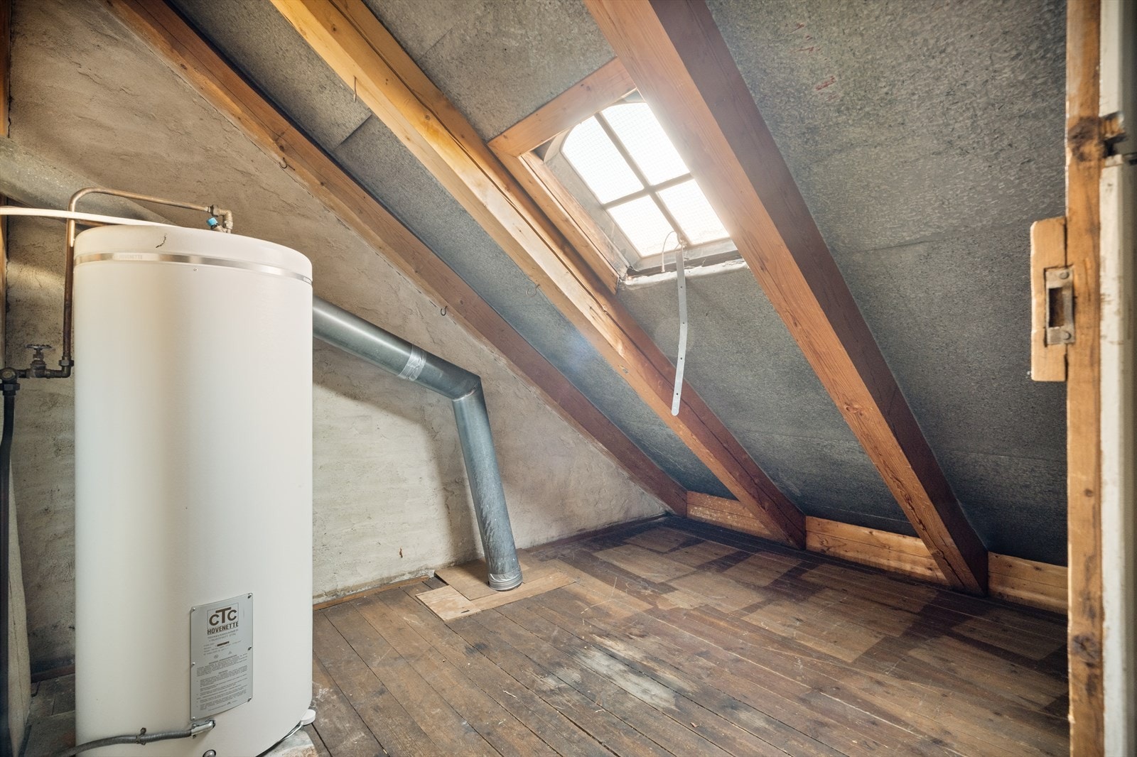 Det er totalt tre varmtvannsberedere i boligen hvor en er plassert på loftet Galleribilde
