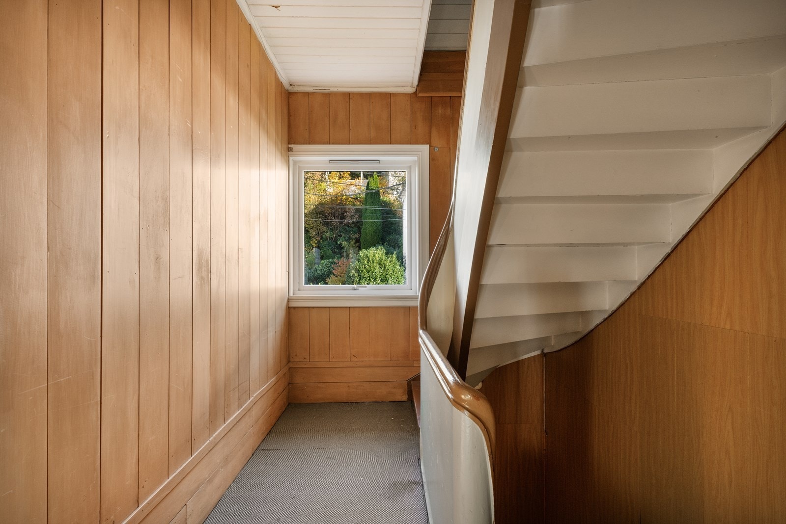 Selv om boligen har behov for oppgradering, står trappen som et sentralt og bevaringsverdig element i husets arkitektur Galleribilde