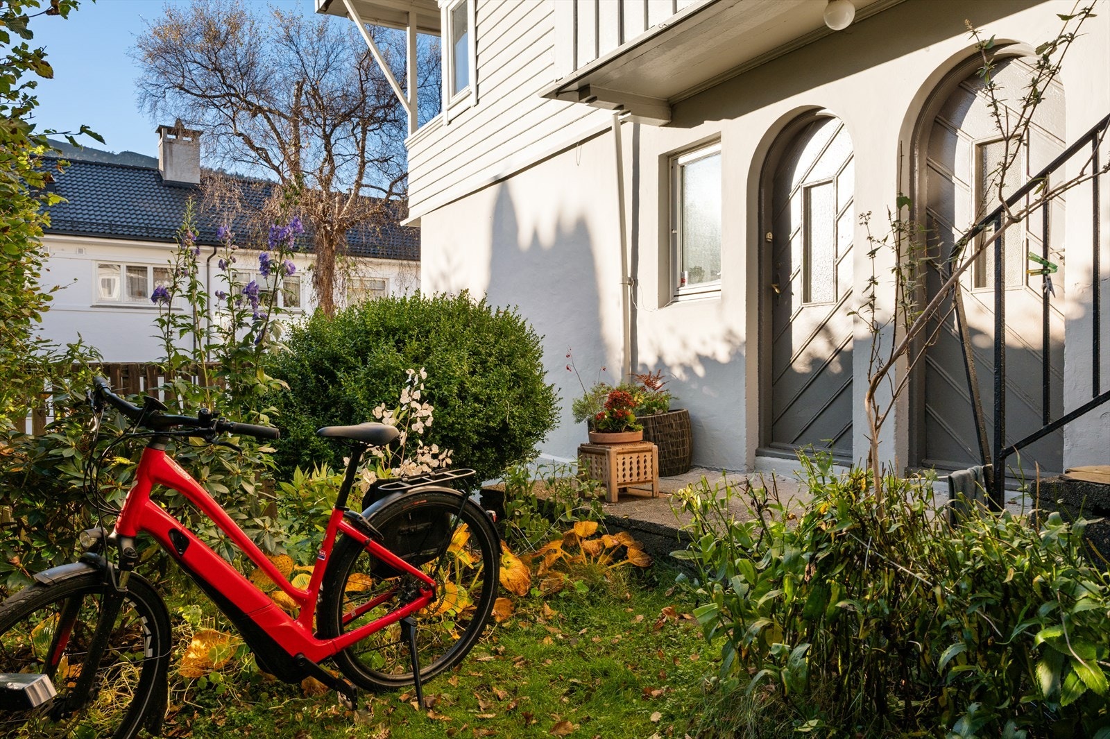 Fra underetasjen er det utgang til en usjenert og tilbaketrukket uteplass Galleribilde