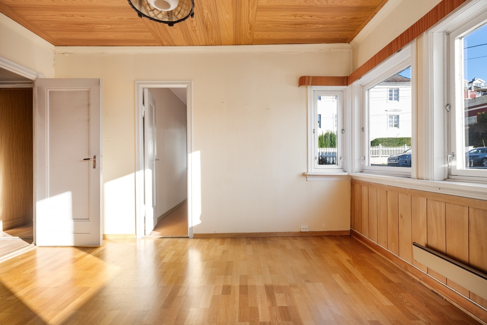 Legg merket til karnappet og lyset fra øst. Galleribilde