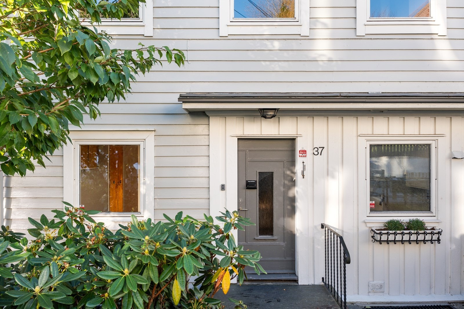 Et pent og velstelt inngangsparti gir et godt førsteinntrykk av boligen. Galleribilde